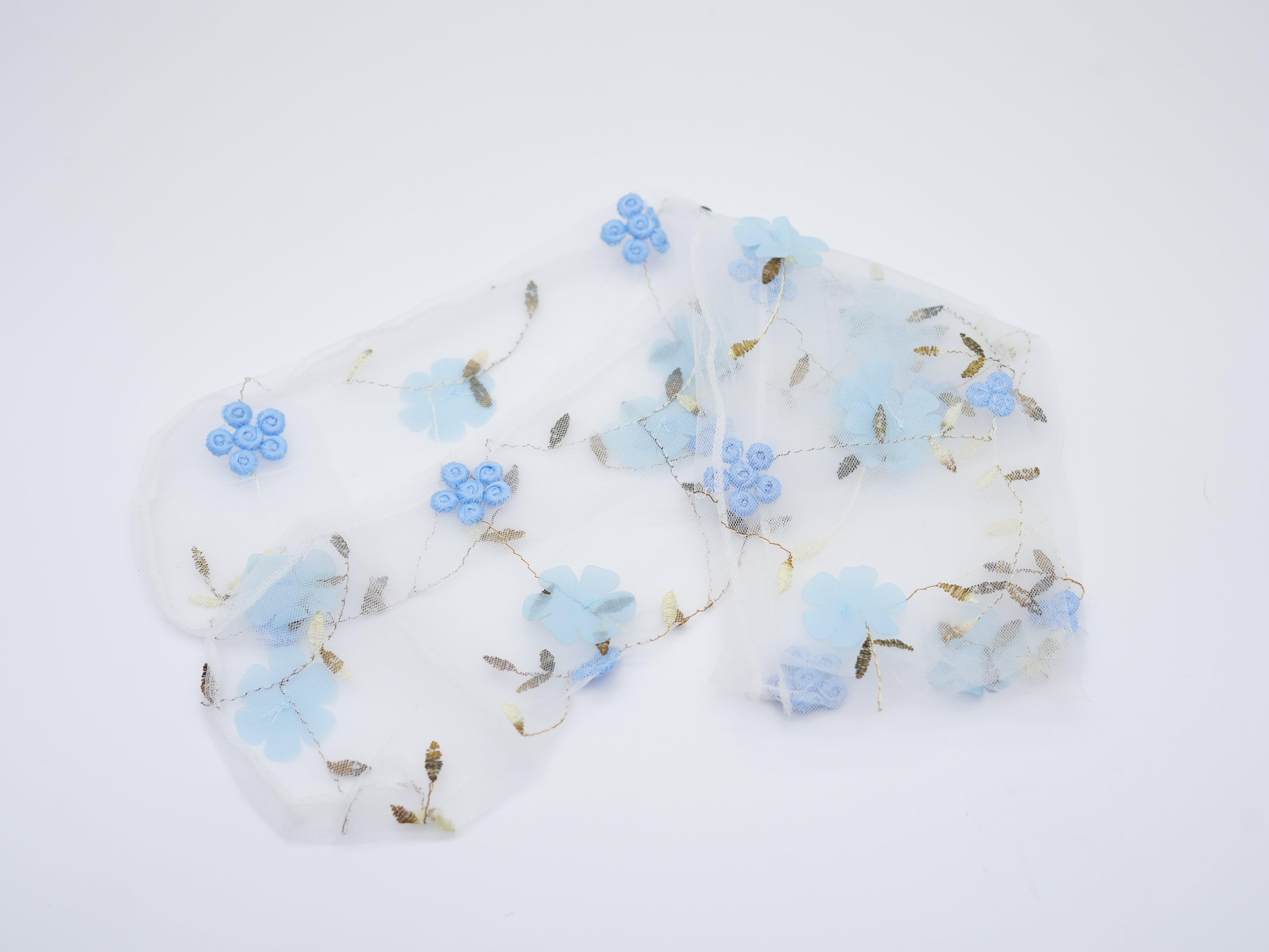 transparente Socken mit blauen Akzenten