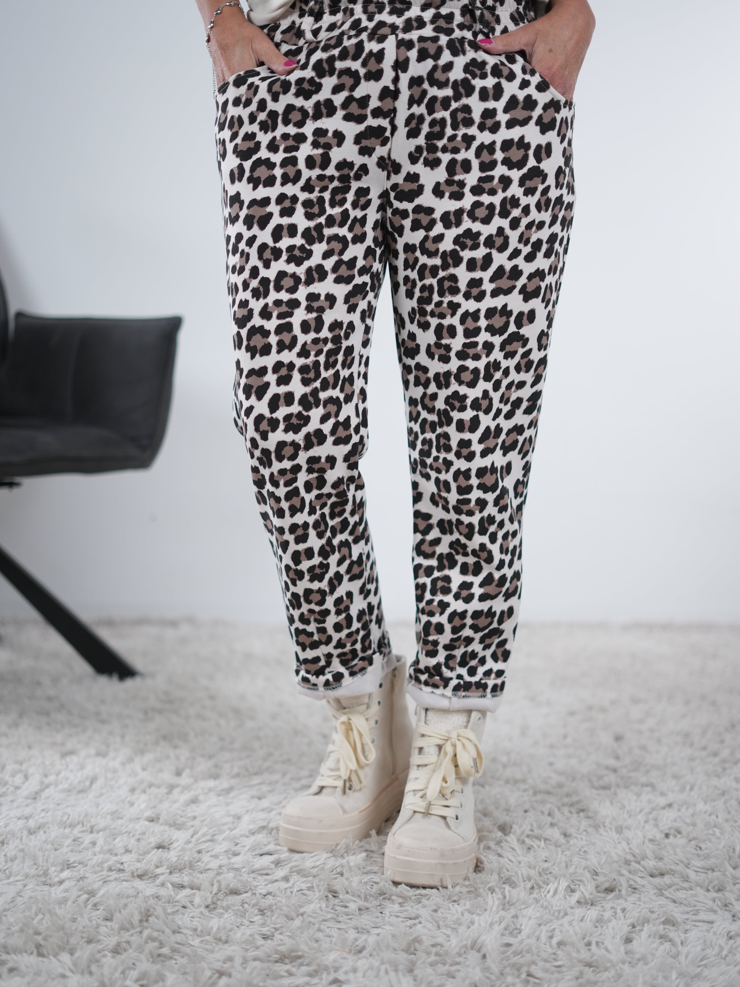 Weiche Jogpant im Leo Print One Size (ca Größe 38-42 44) Creme