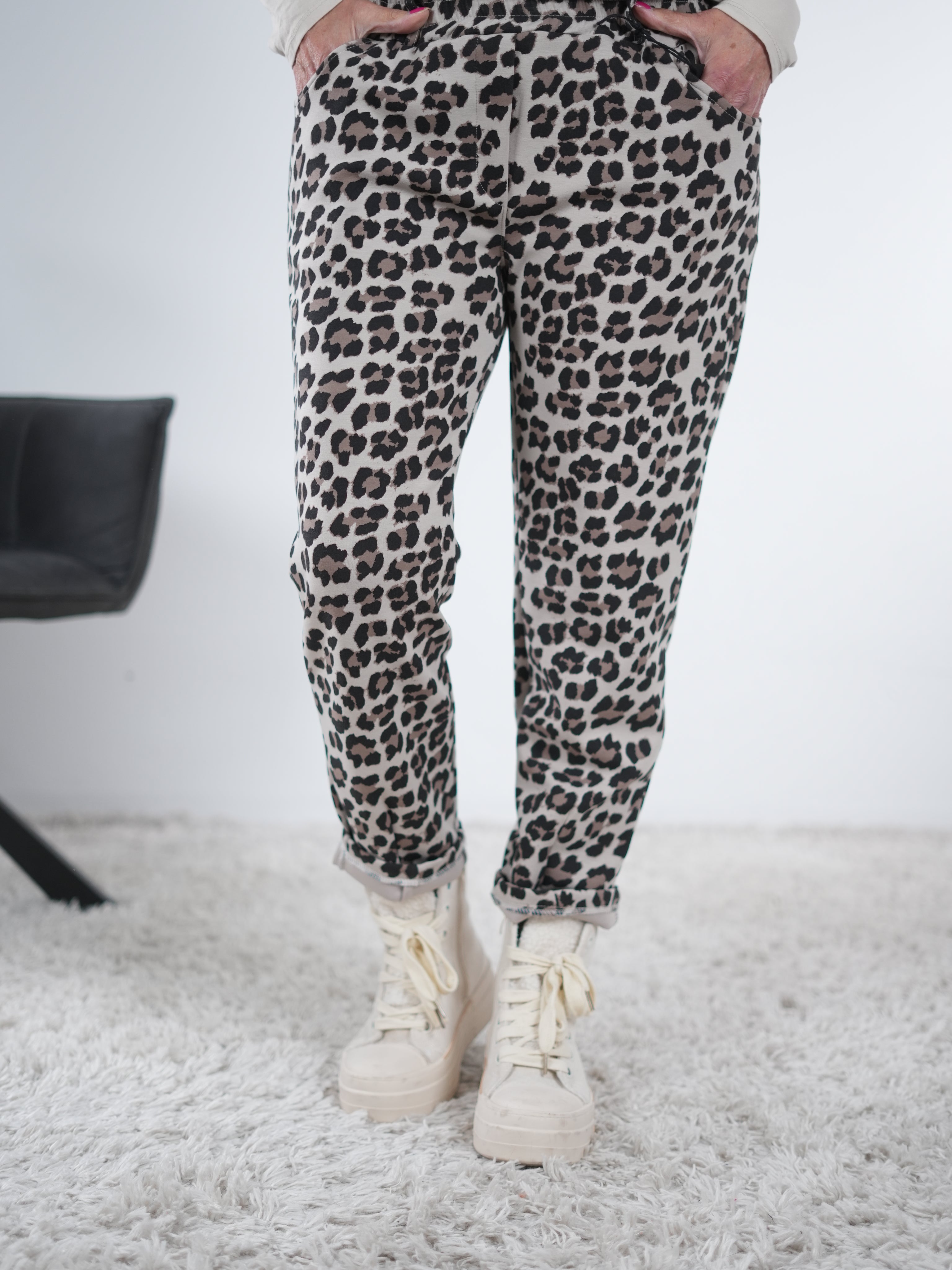 Weiche Jogpant im Leo Print One Size (ca Größe 38-42 44) Sand