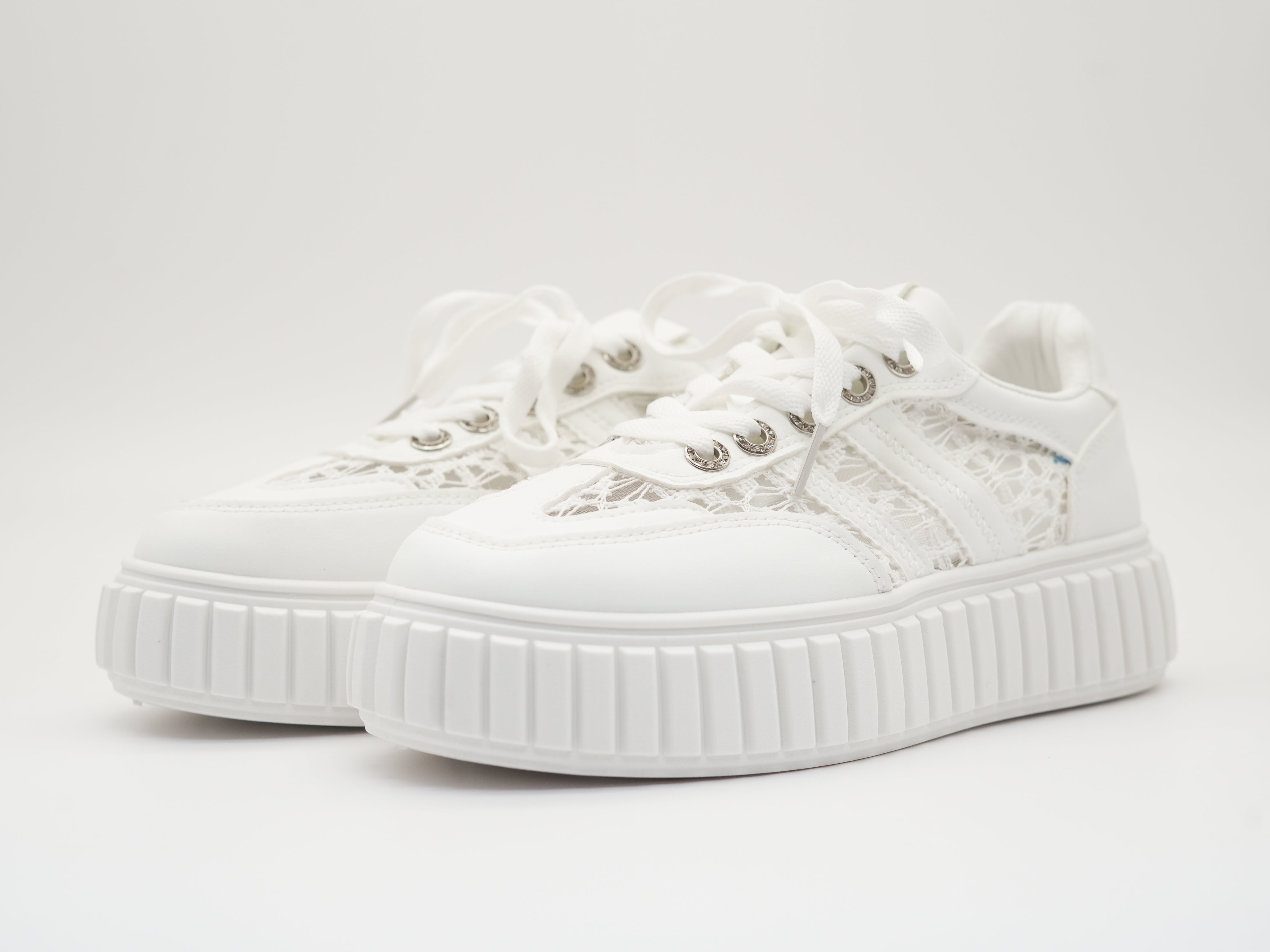 Sneaker mit Details aus Spitze