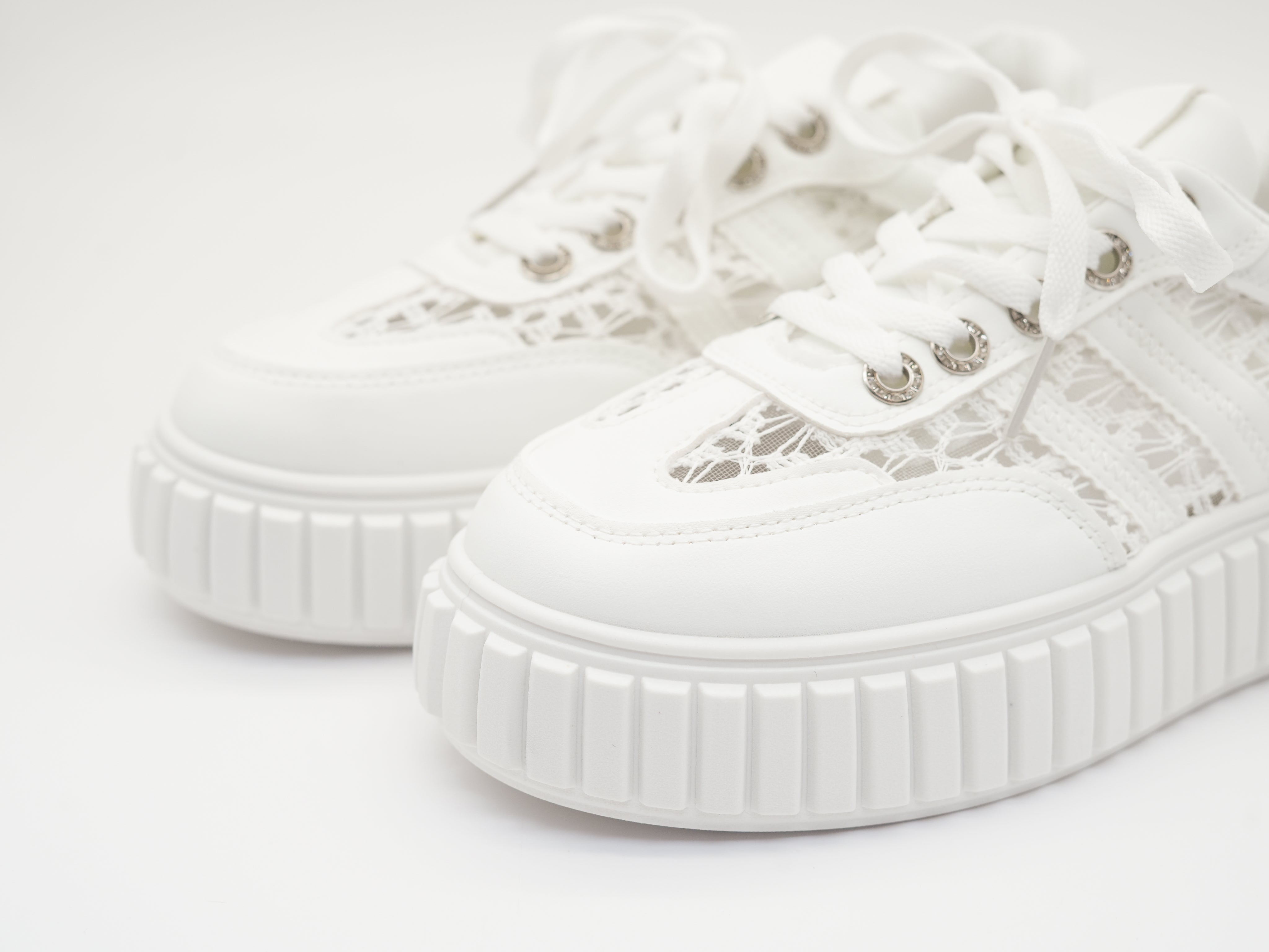 Sneaker mit Details aus Spitze
