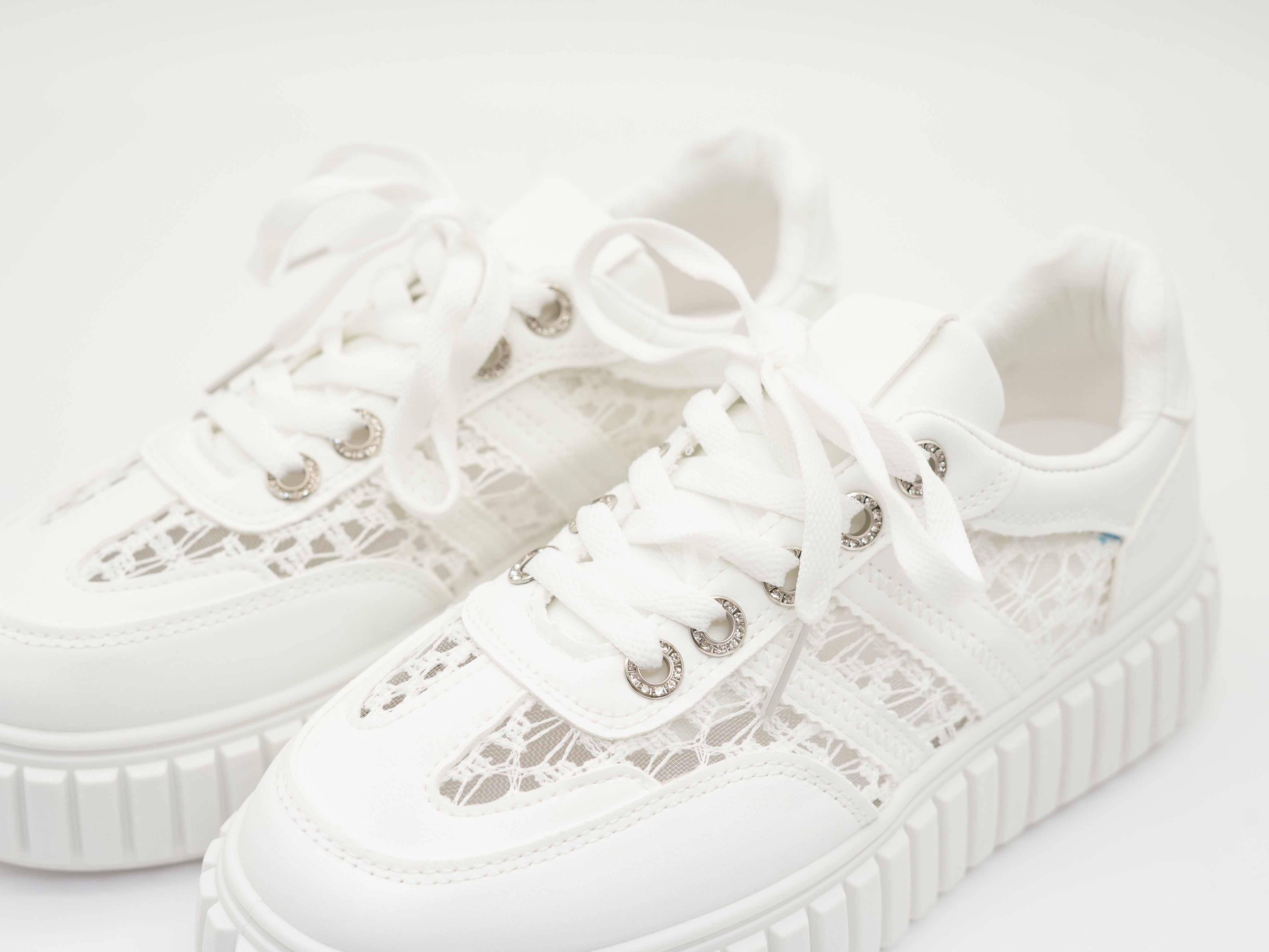 Sneaker mit Details aus Spitze