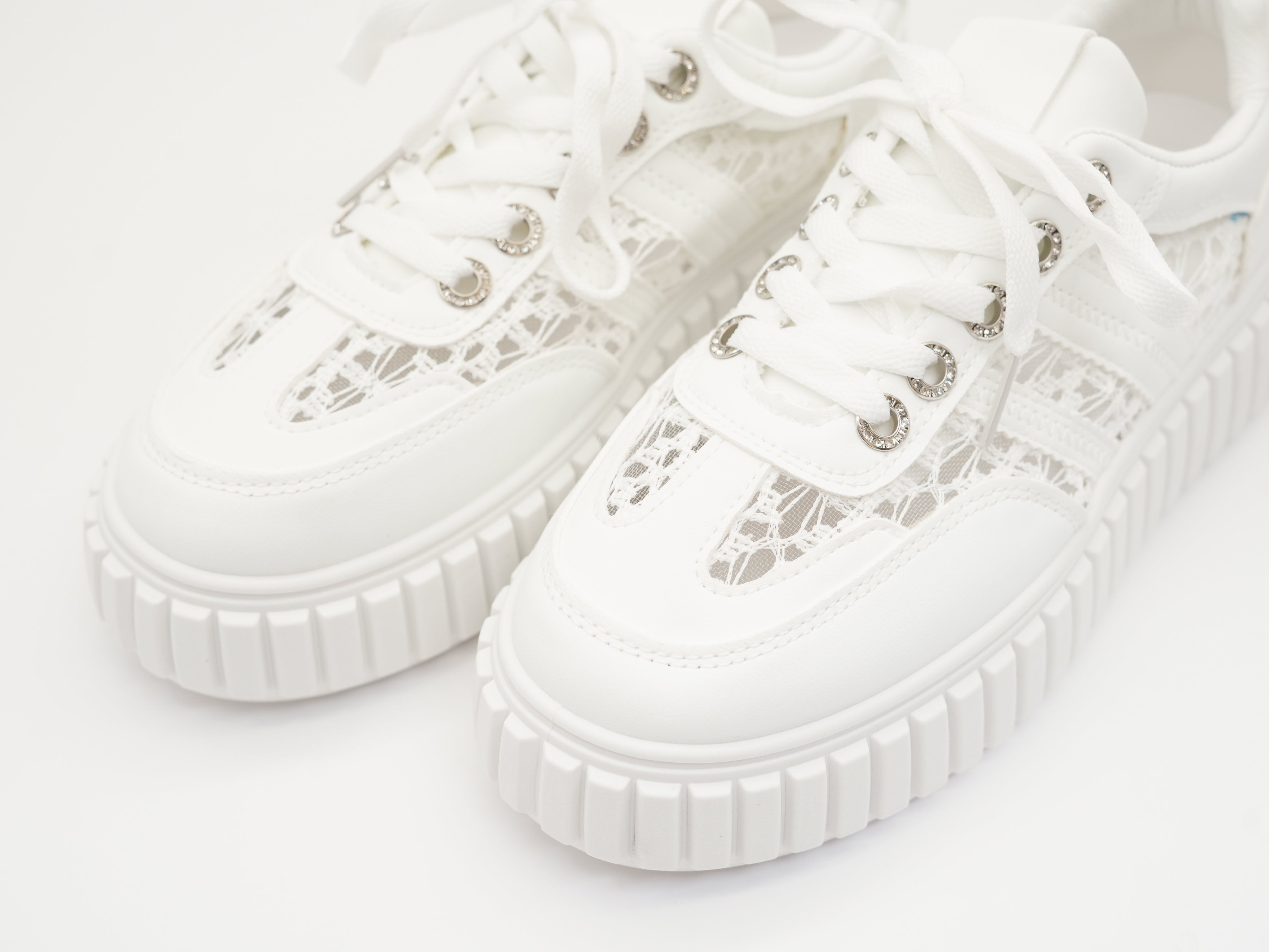 Sneaker mit Details aus Spitze