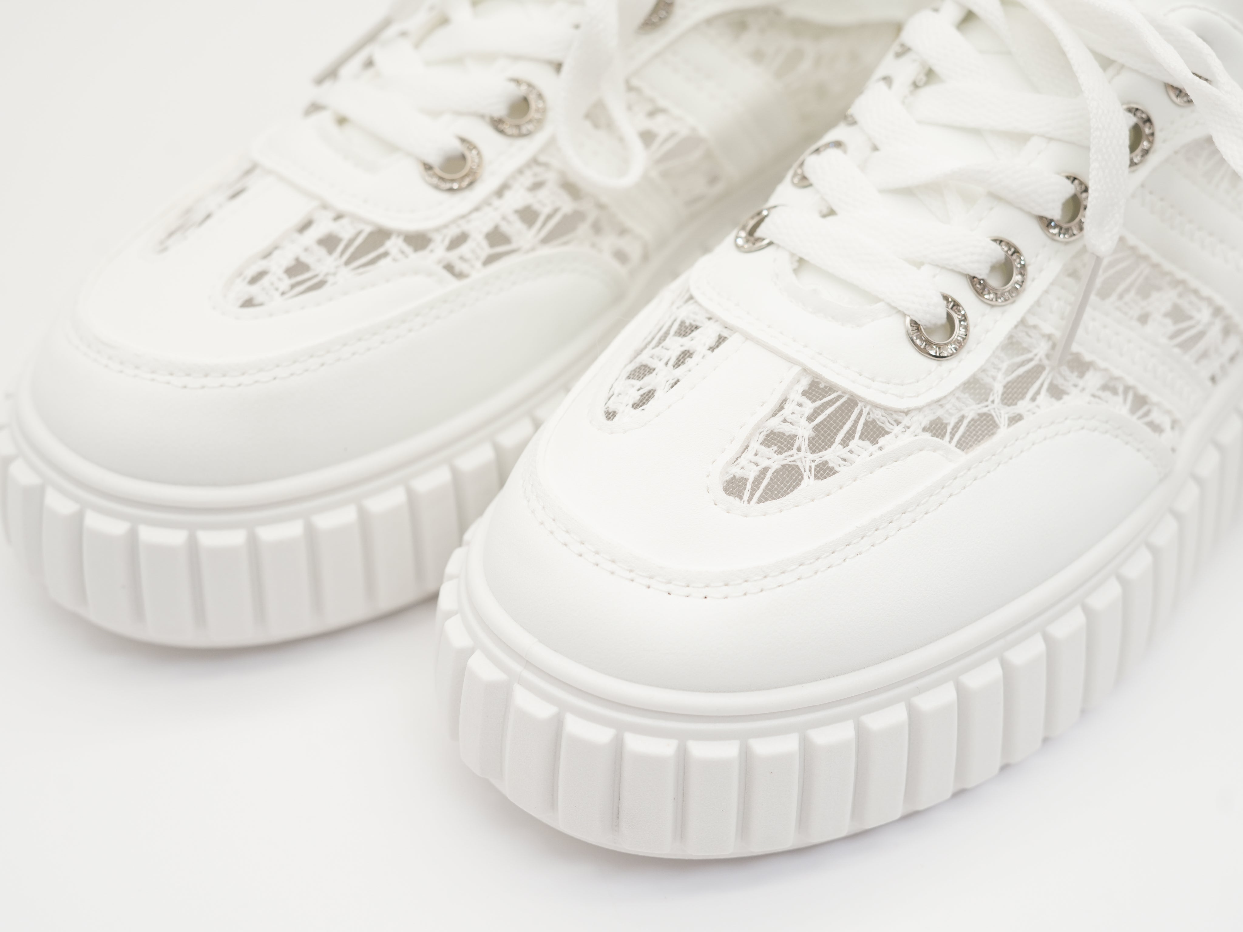 Sneaker mit Details aus Spitze