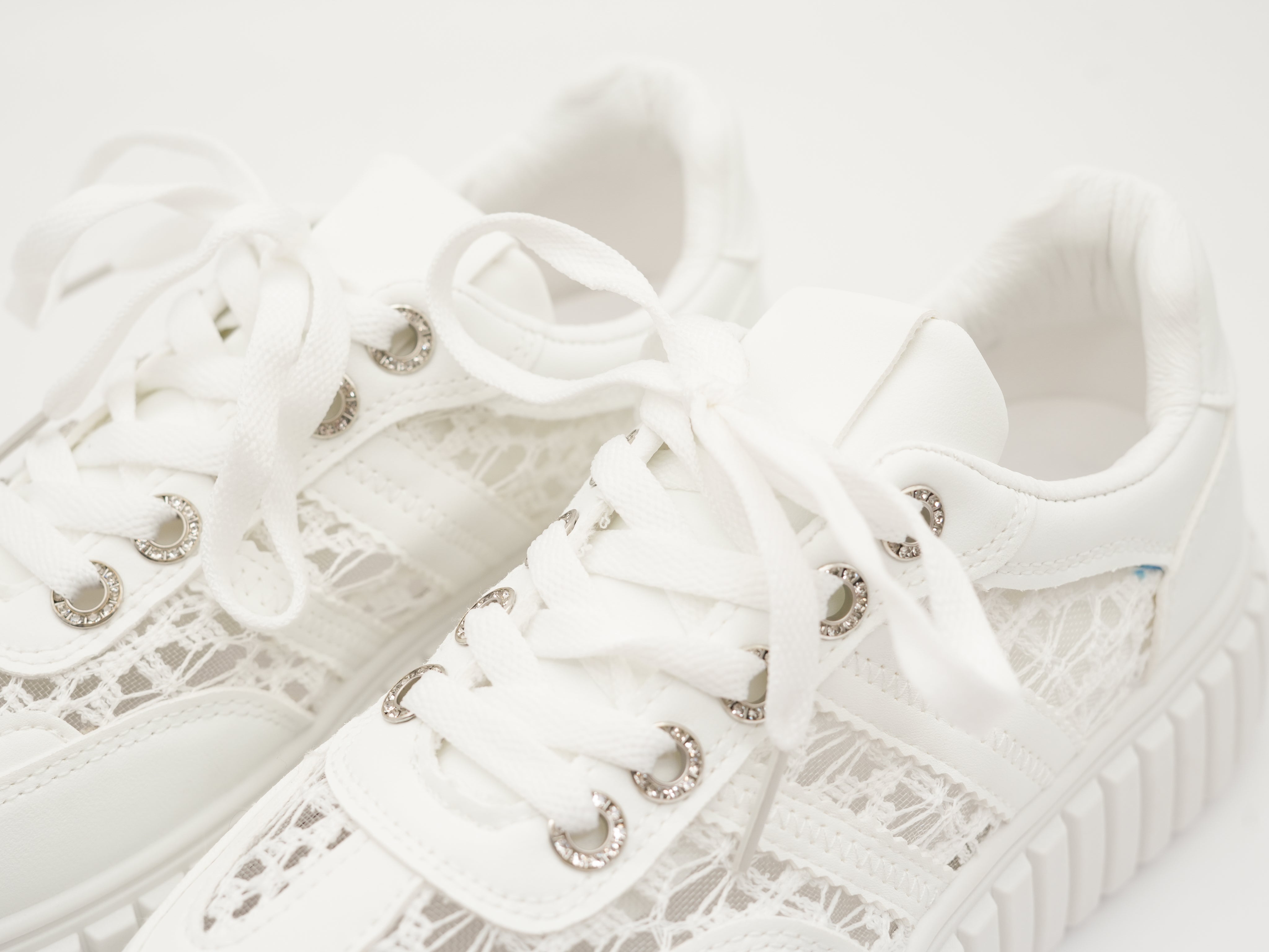 Sneaker mit Details aus Spitze