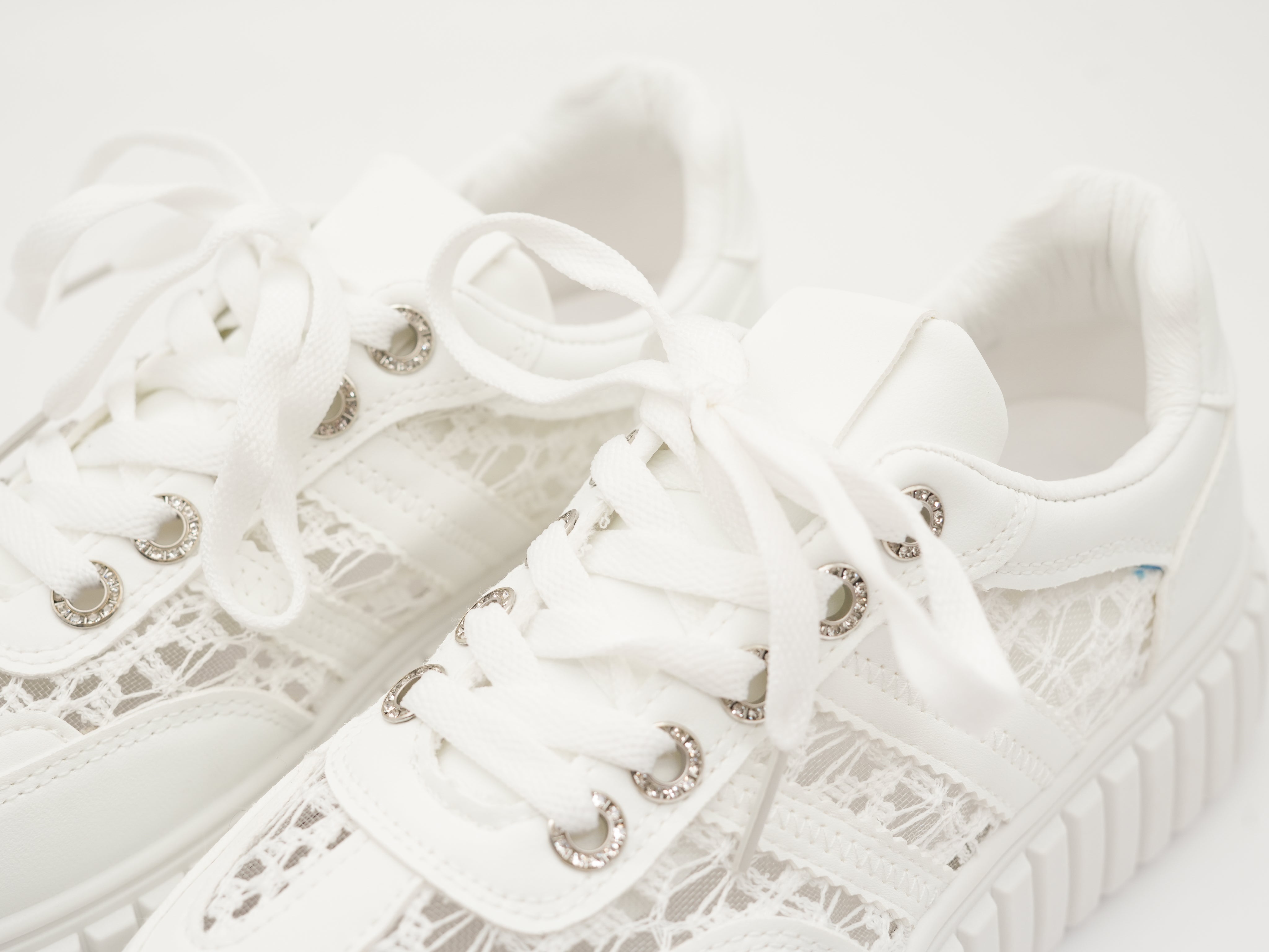 Sneaker mit Details aus Spitze