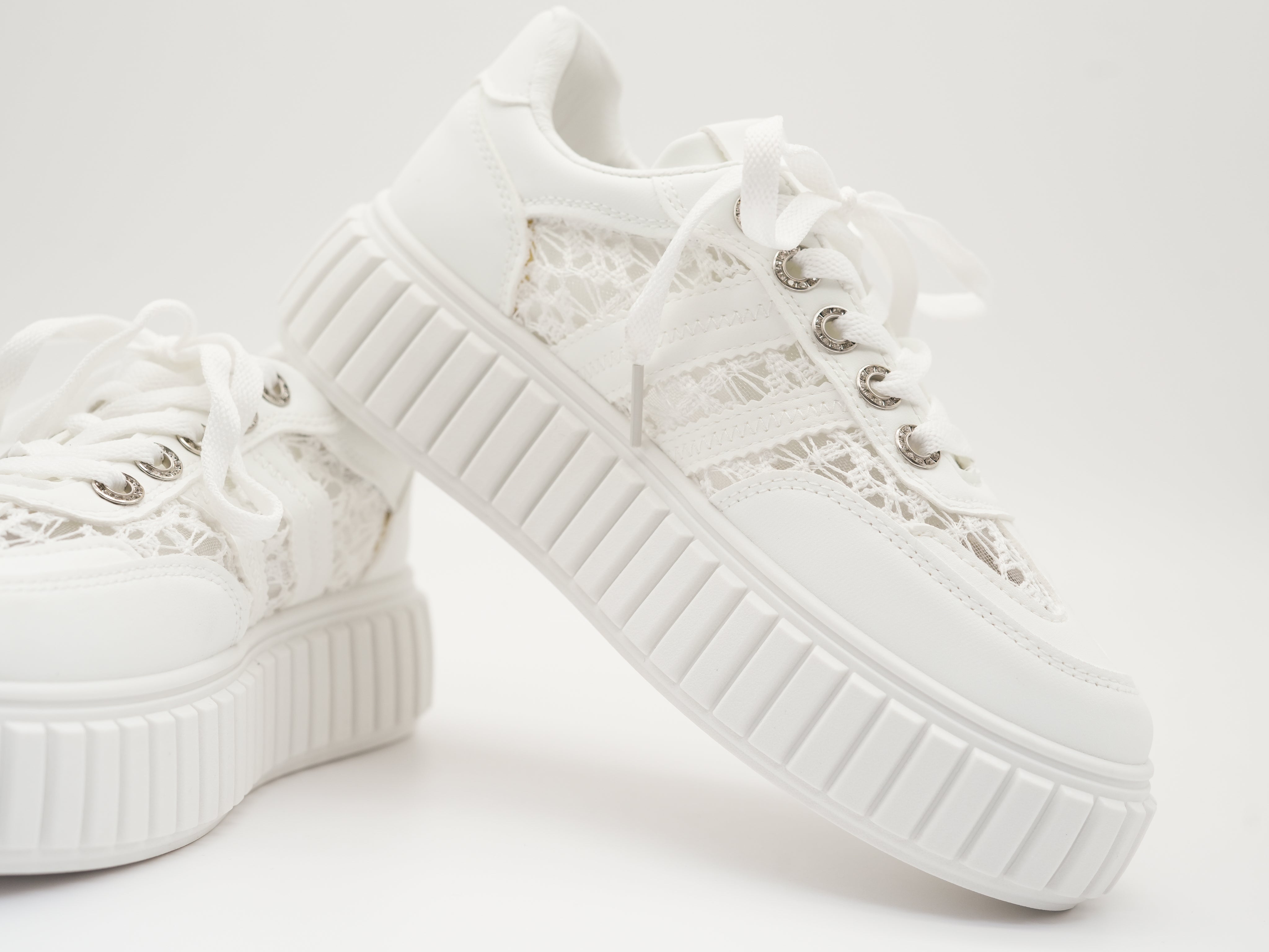 Sneaker mit Details aus Spitze