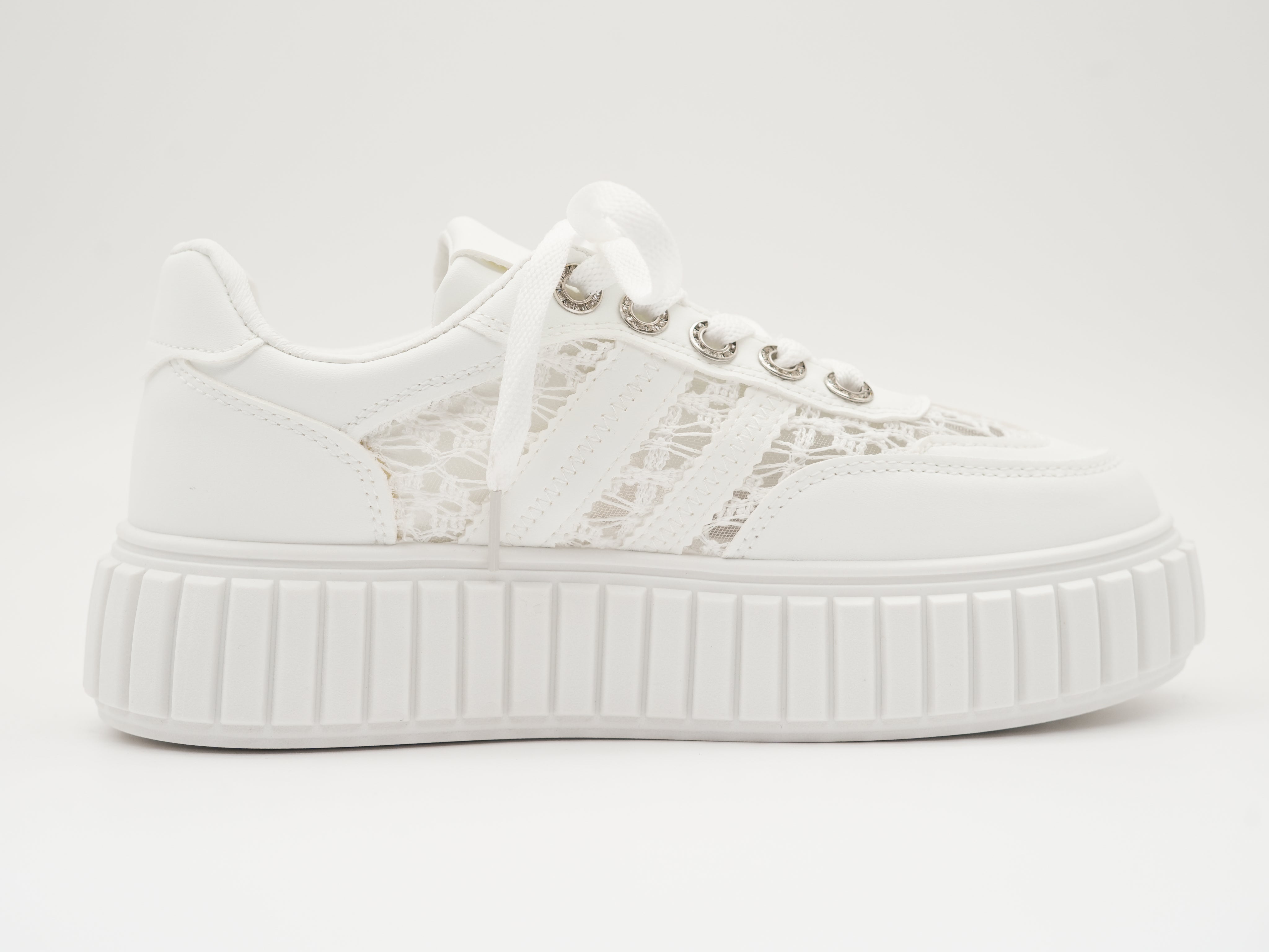 Sneaker mit Details aus Spitze