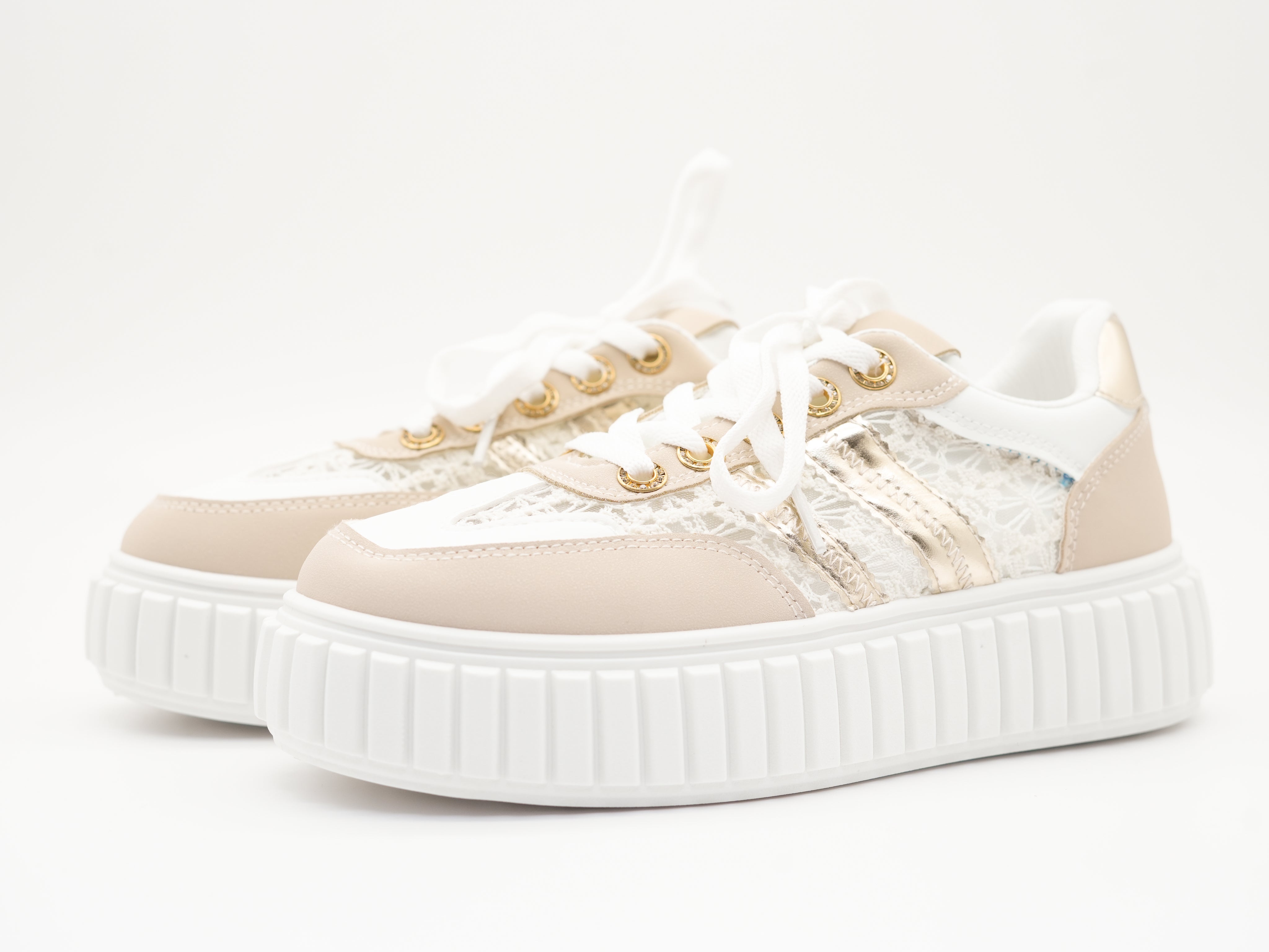 Sneaker mit Details aus Spitze