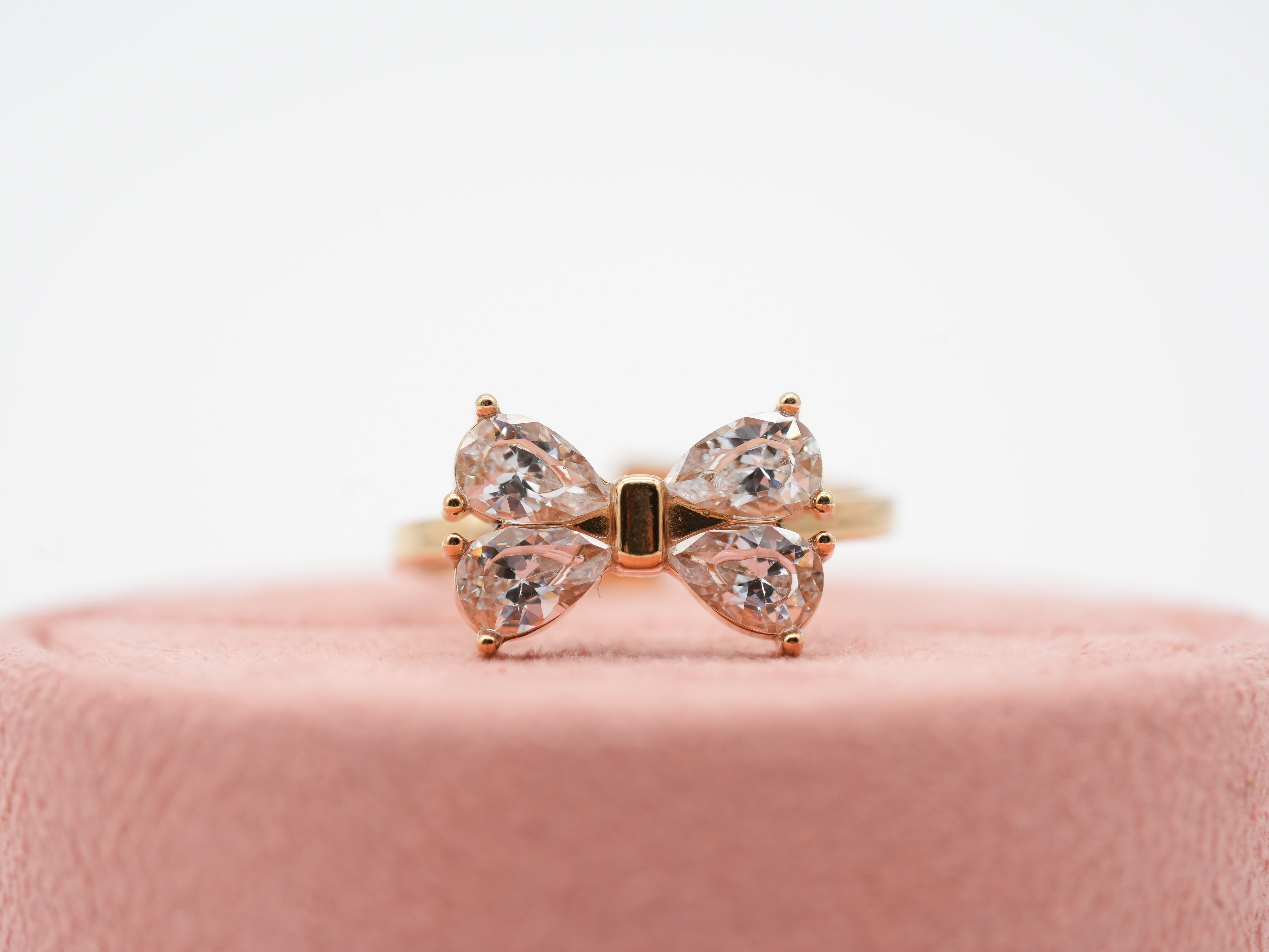 Vergoldeter Edelstahlring mit Schleifenmotiv Weiß