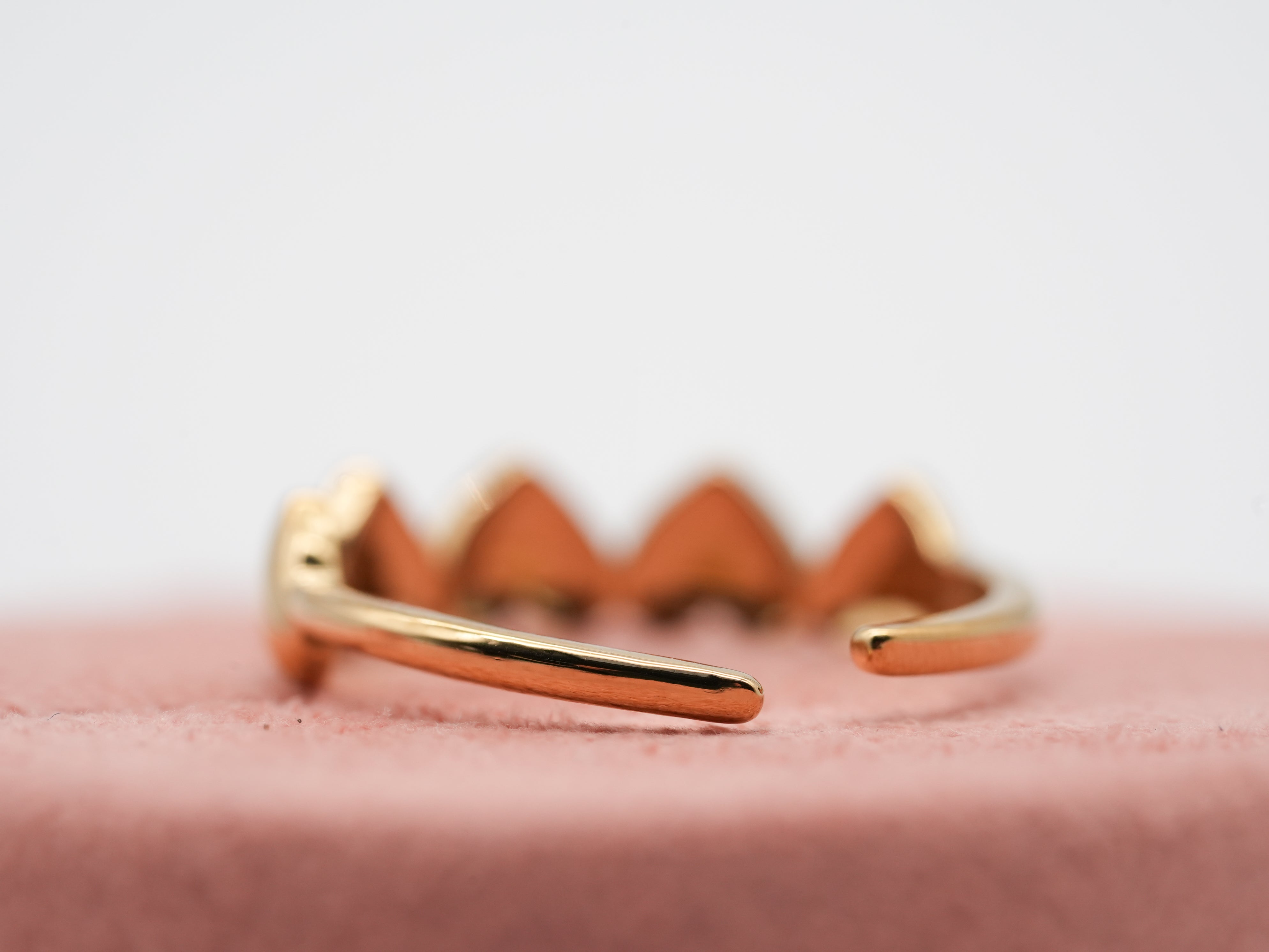 Vergoldeter Edelstahlring mit Herzen