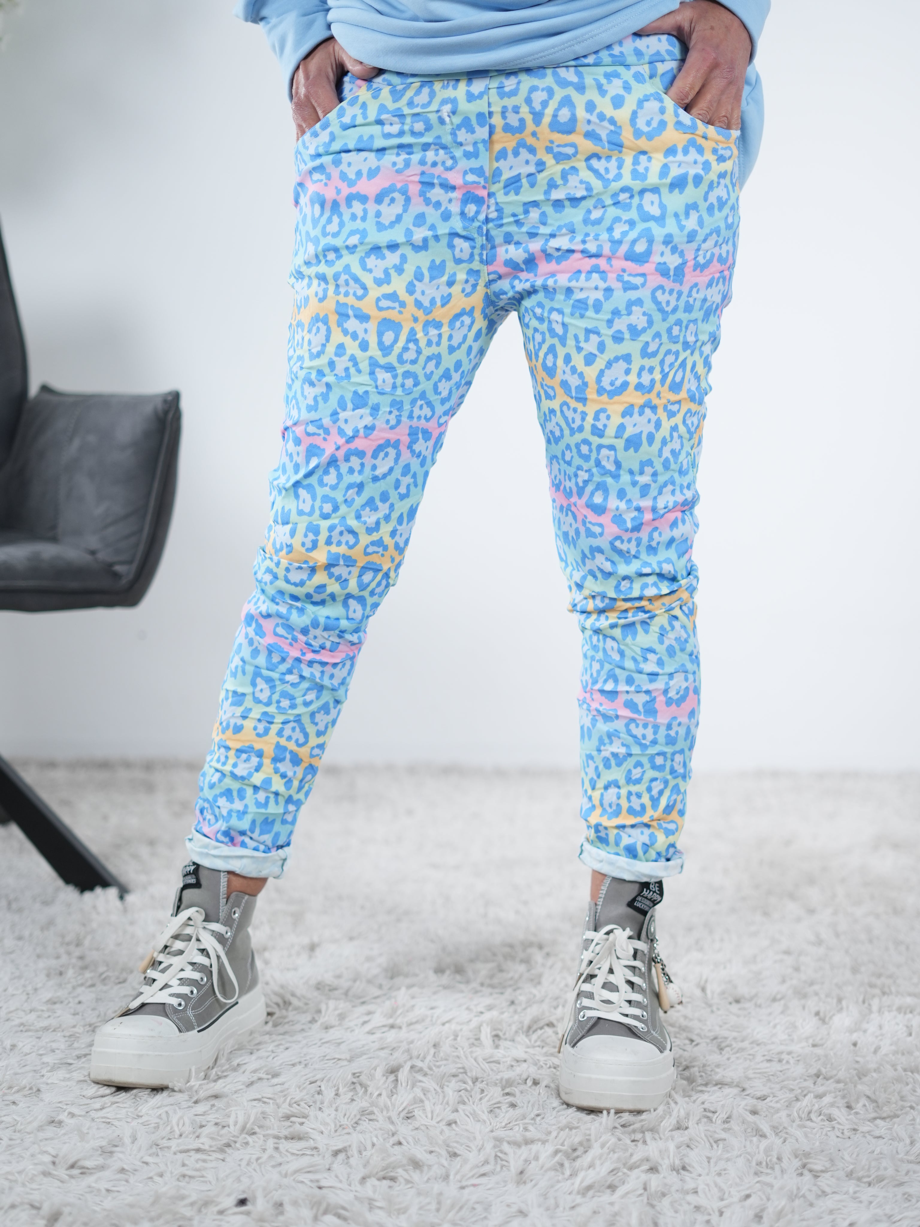 Bunte Jogpant im Leo Look One Size (ca Gr. 38-44) Blau