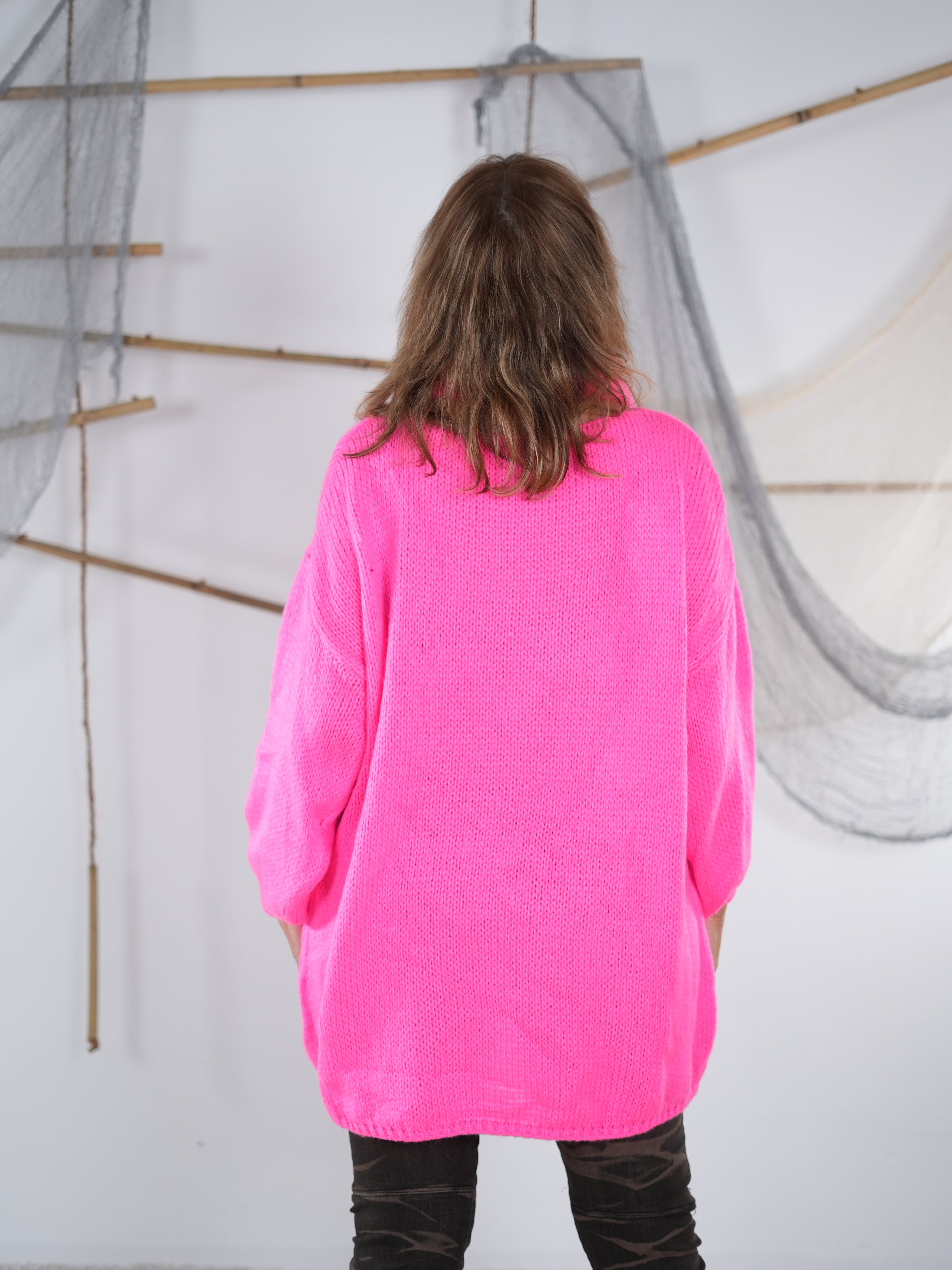 locker gestrickter Pulli mit Gummibündchen, Vokuhila Schnitt, mit passendem Schal, Rundhalsausschnitt, Neonpink