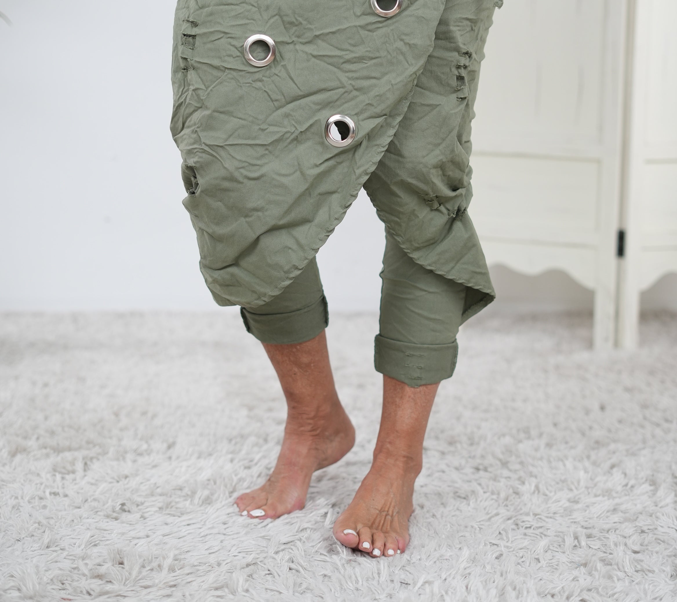 Sportliche Jogpant im ausgefallenen Schnitt mit destroyed Elementen dunkles Olive