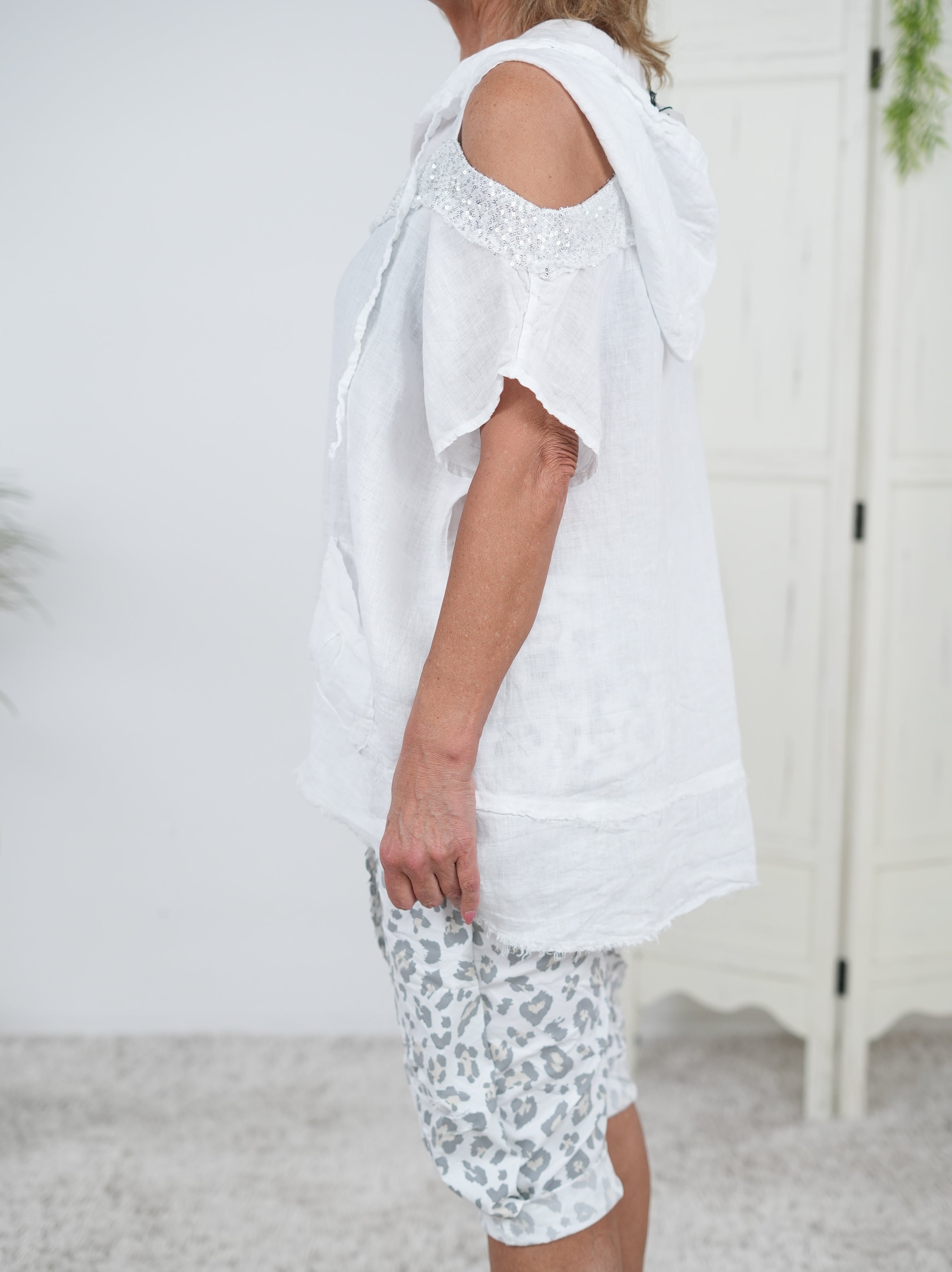Leinen Oberteil mit Cut Outs und Pailletten Details