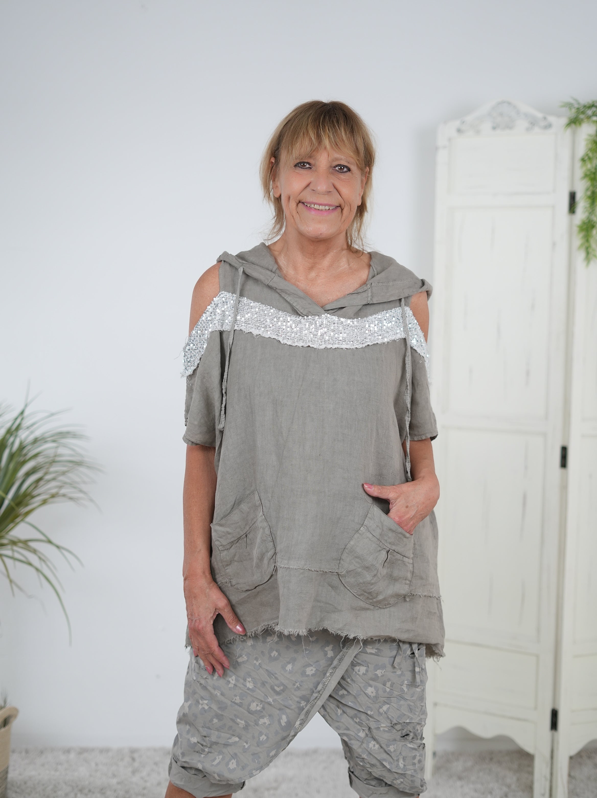 Leinen Oberteil mit Cut Outs und Pailletten Details taupe