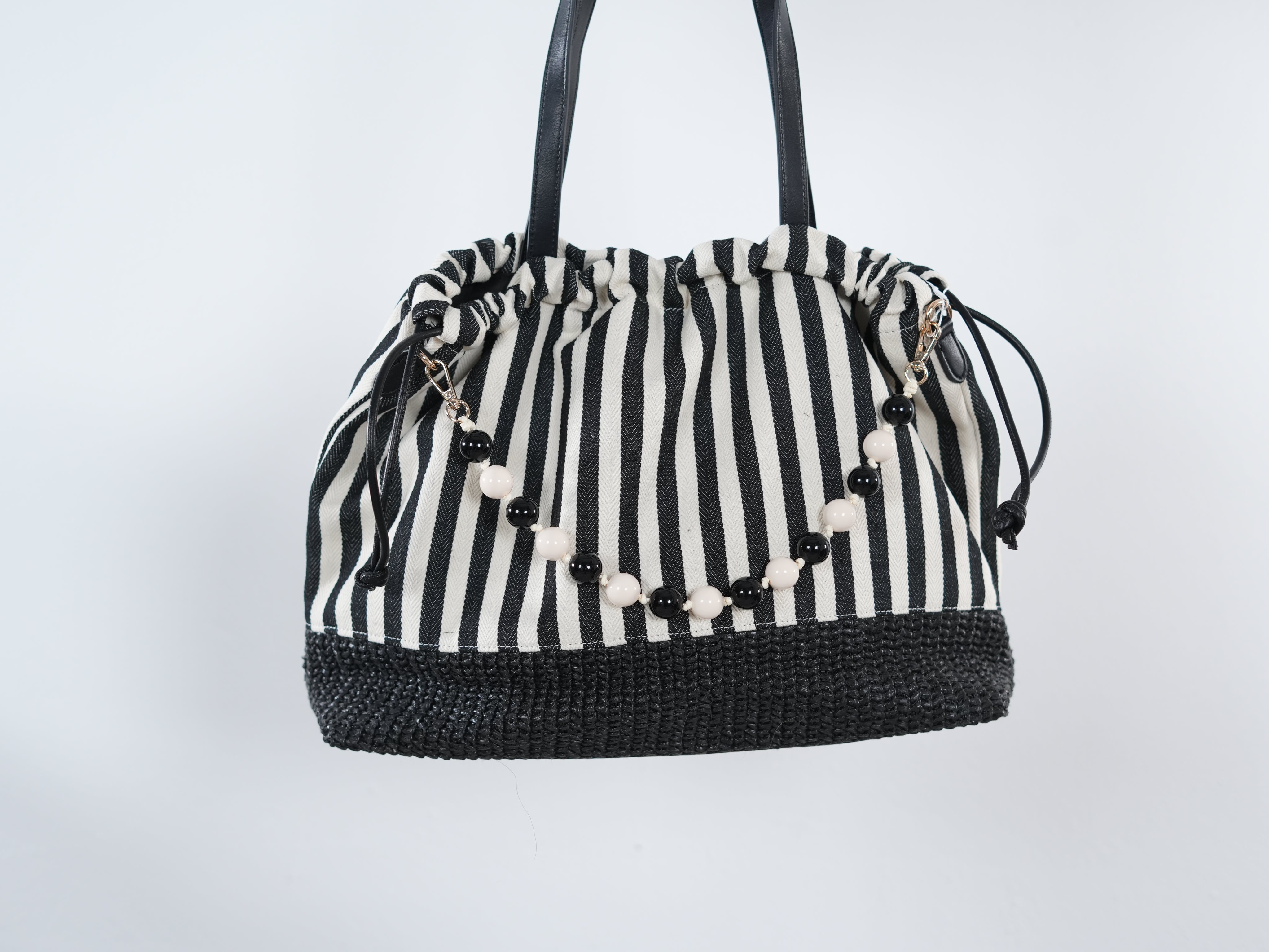 Gestreifte Tasche mit Perlenkette Schwarz