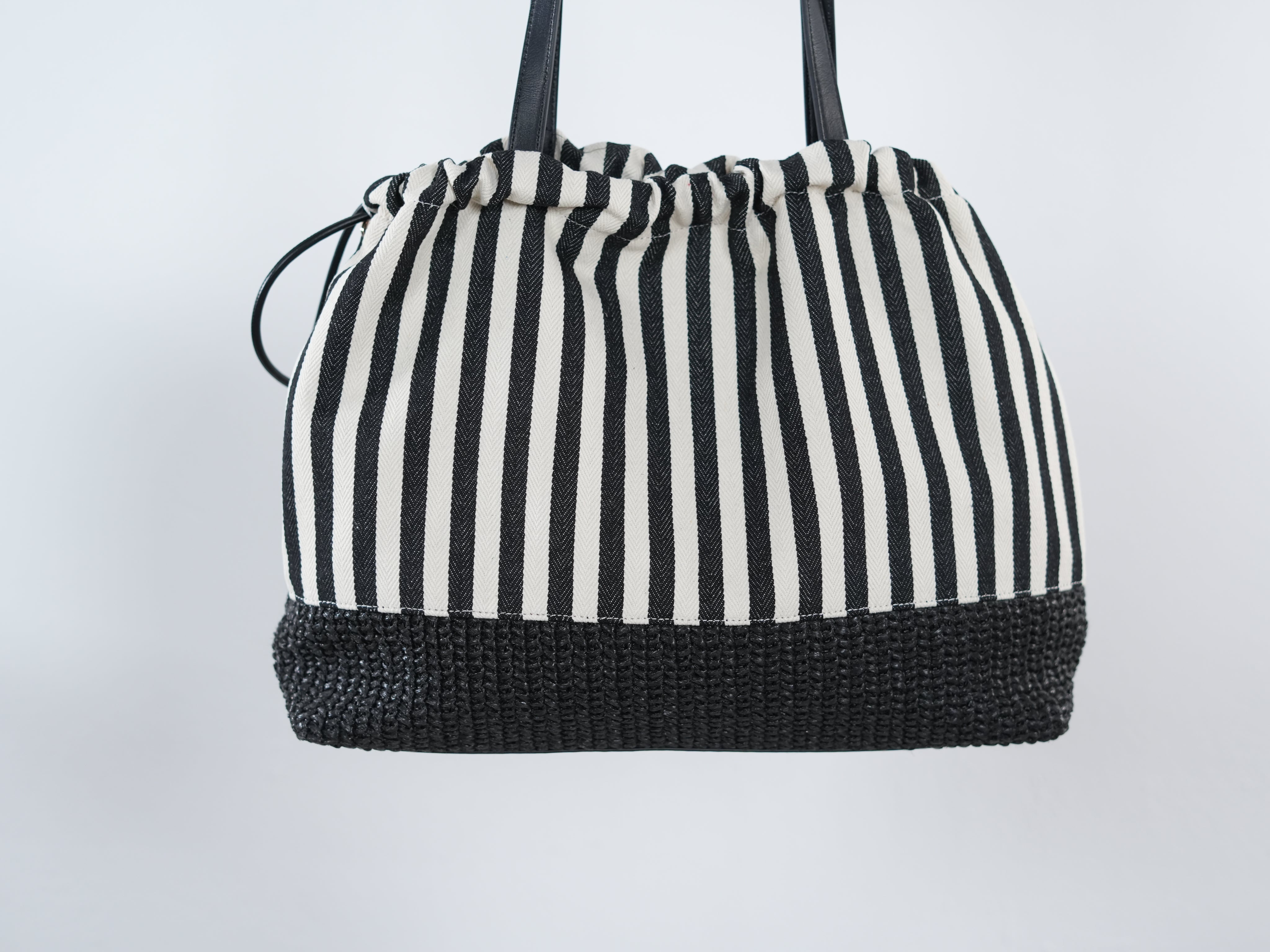 Gestreifte Tasche mit Perlenkette