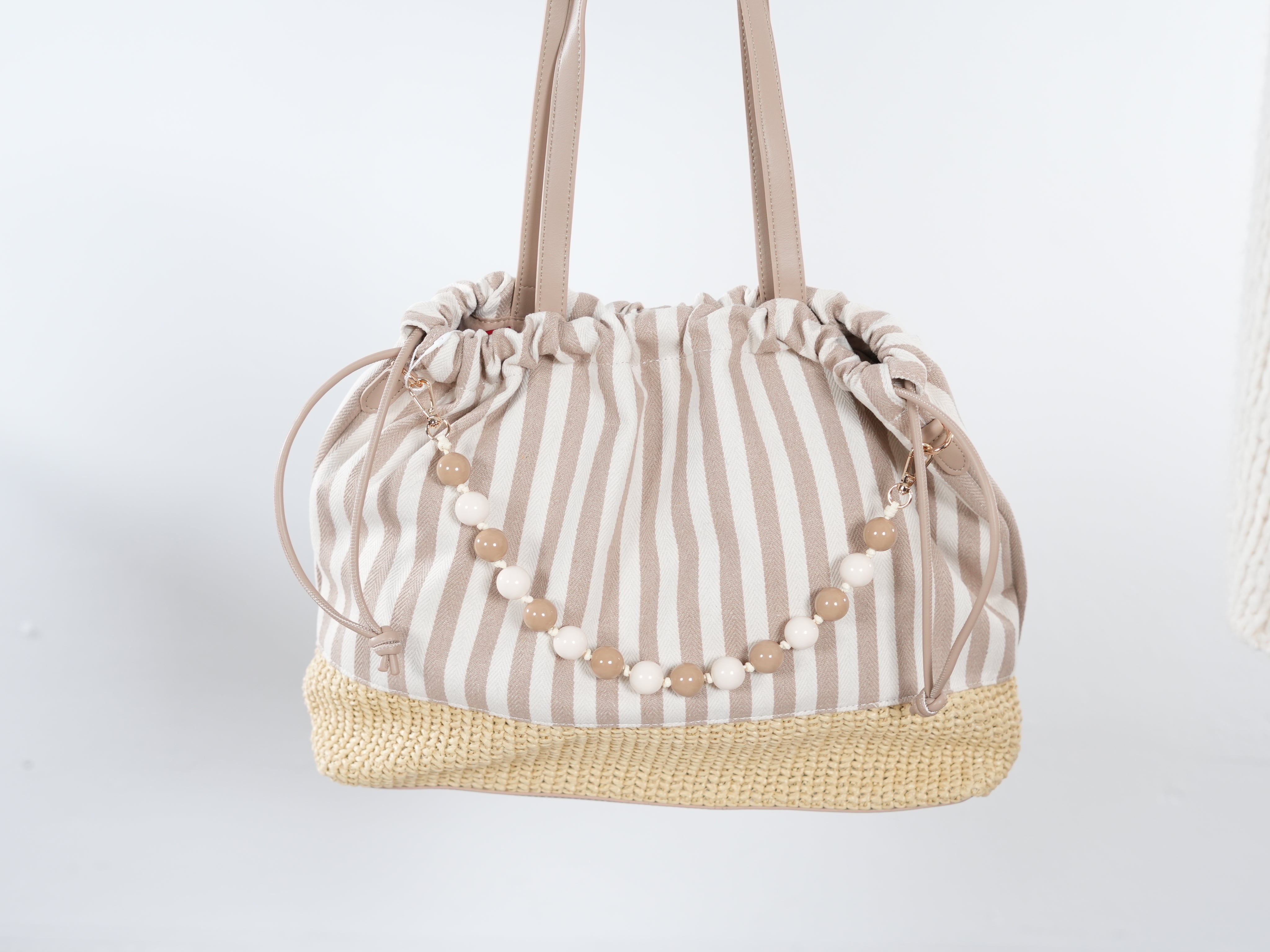 Gestreifte Tasche mit Perlenkette Beige