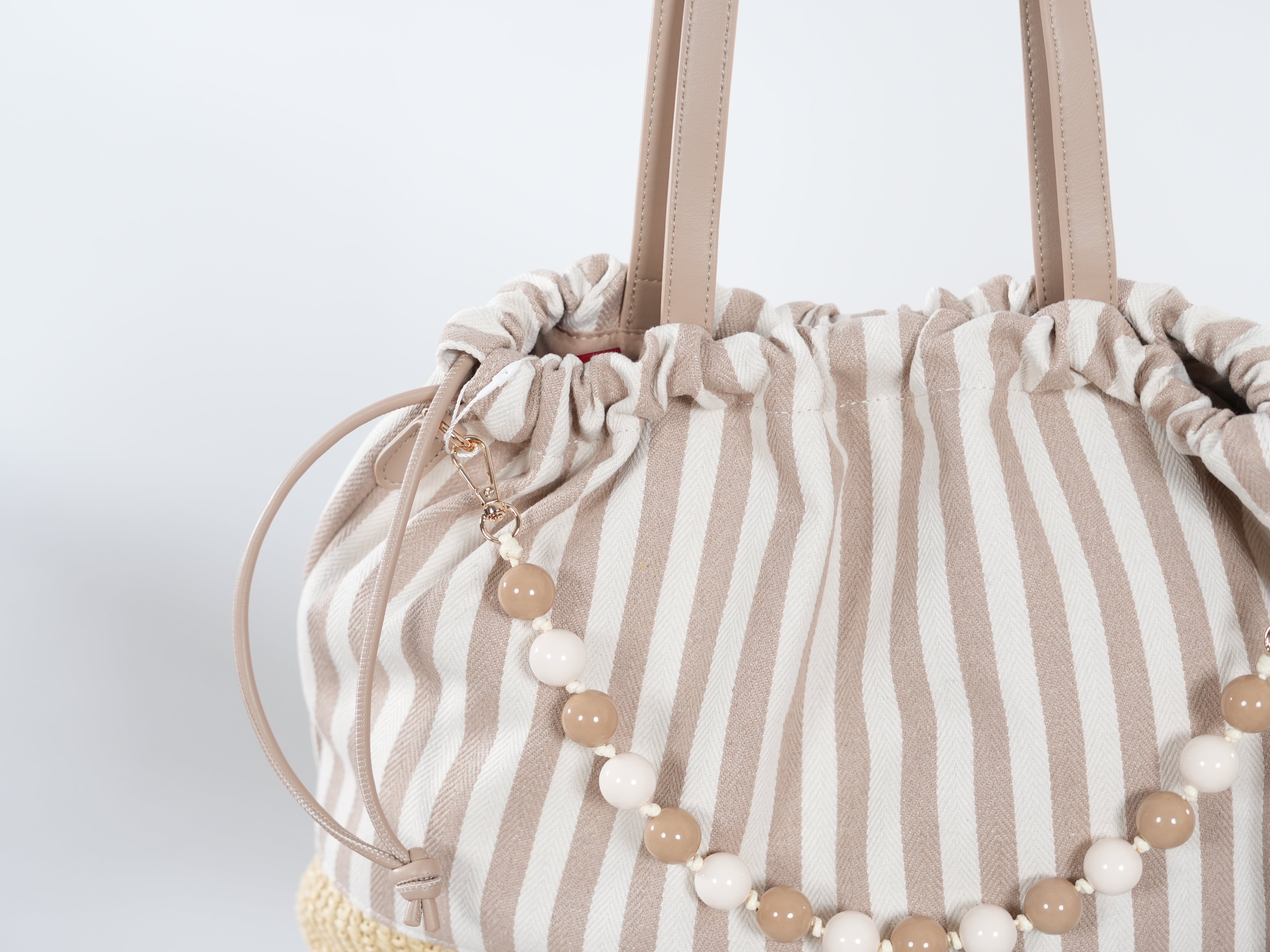 Gestreifte Tasche mit Perlenkette