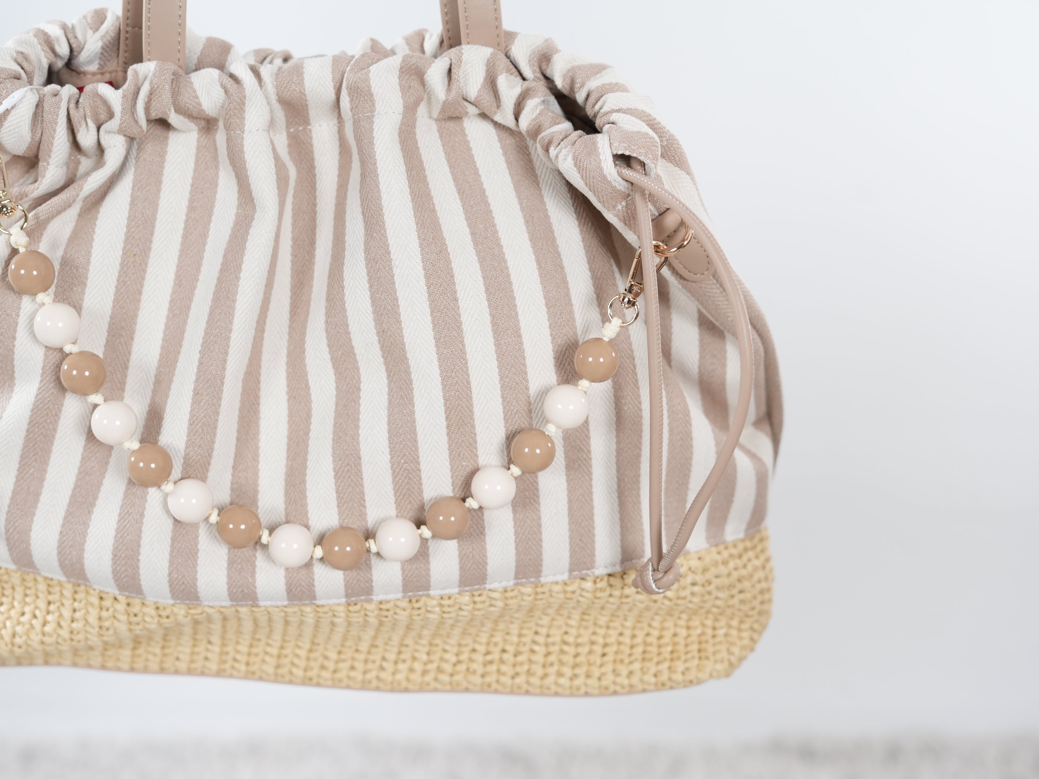 Gestreifte Tasche mit Perlenkette