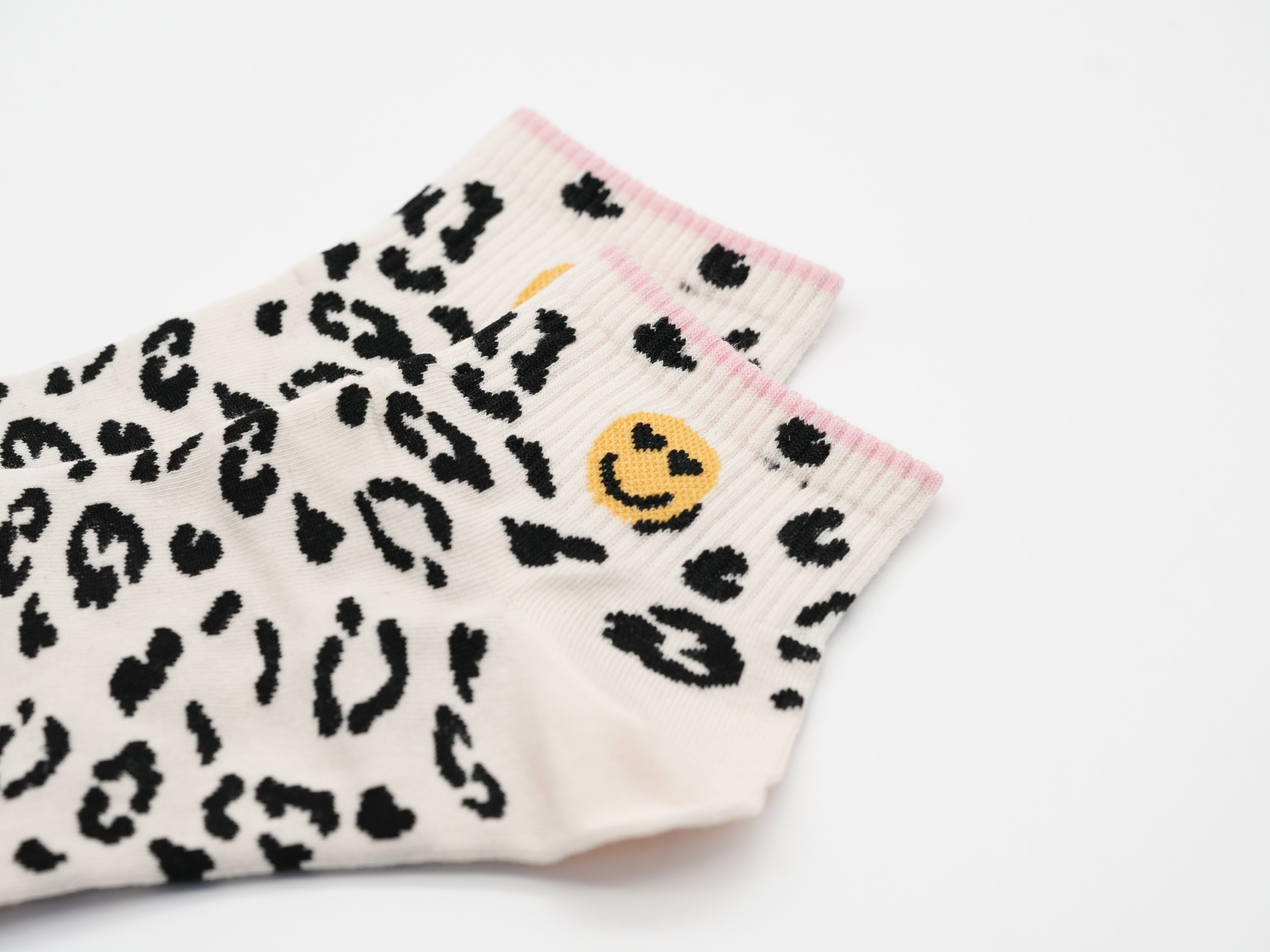 Kurze Socken im Leo Design mit Smiley