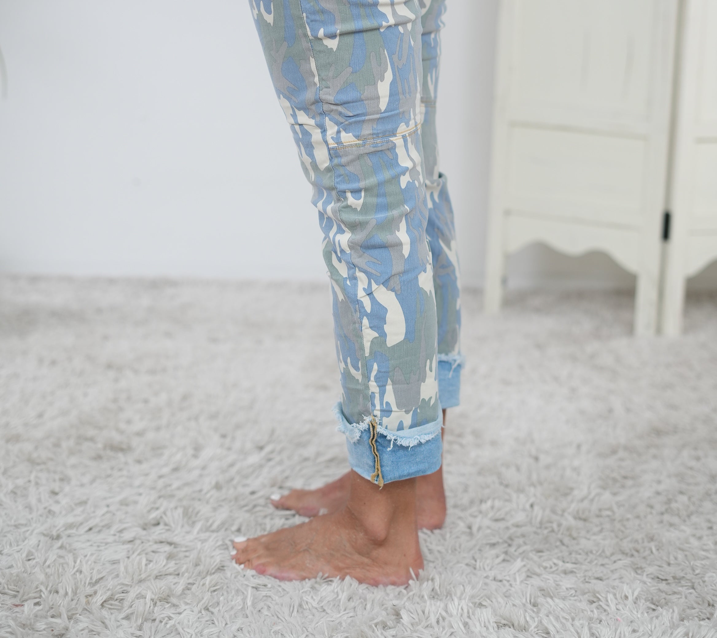 auffällige Jeans im blauen Camouflage
