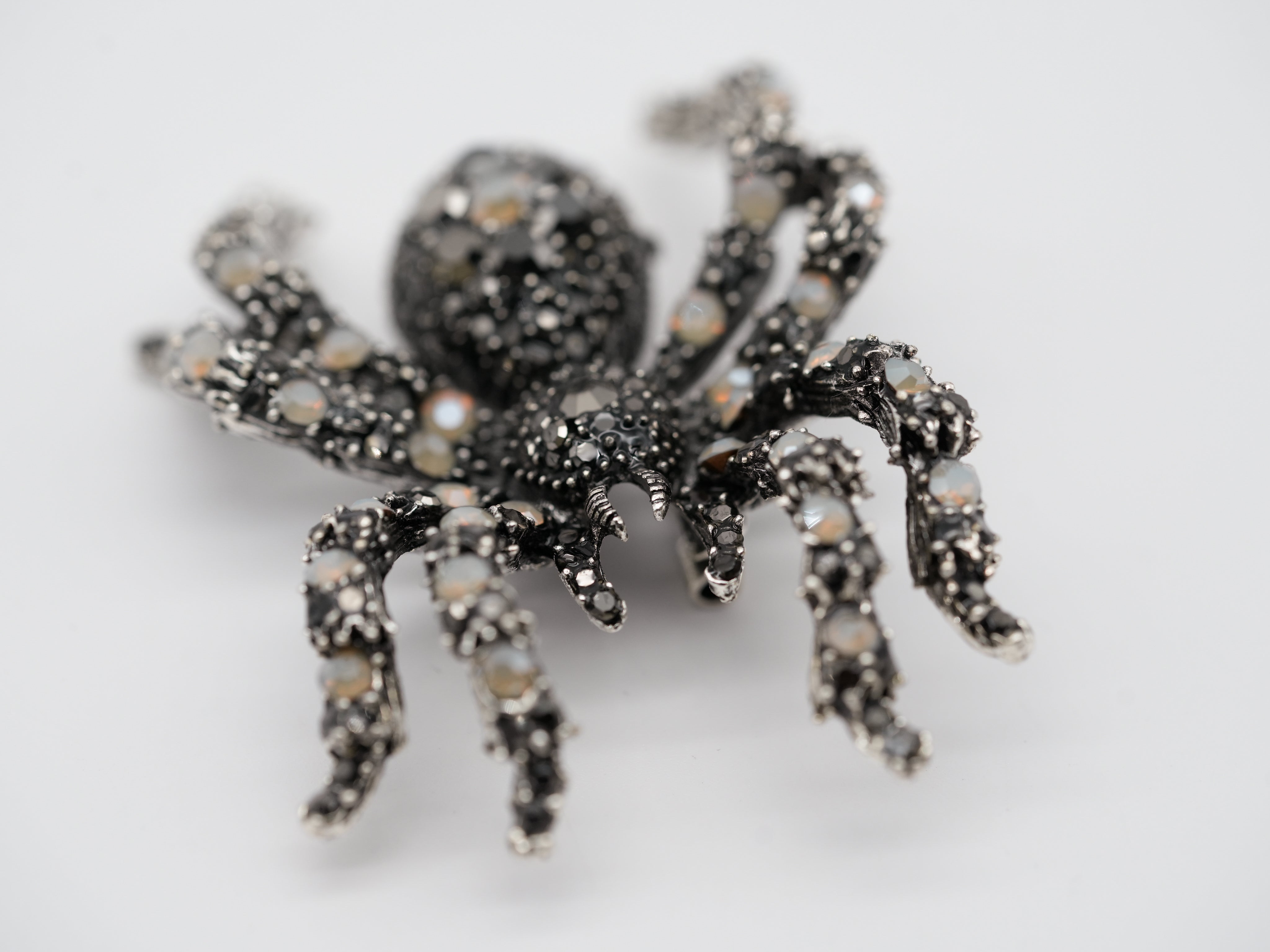 Brosche in Spinnenform mit Strass