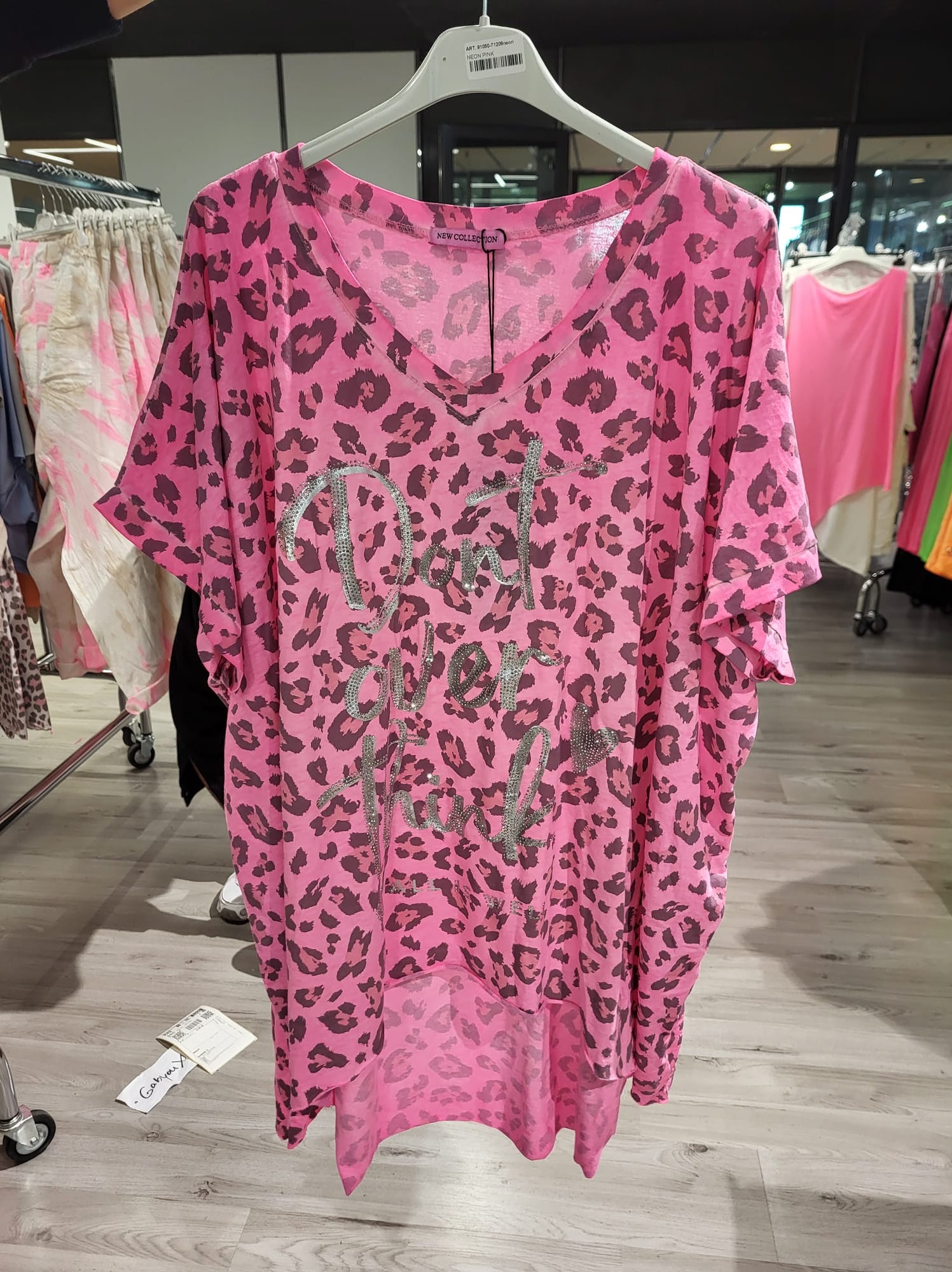 Vokuhila Shirt im Leo Look mit Schriftzug Einheitsgröße (ca Gr. 38 "oversize"-46) Neon Pink