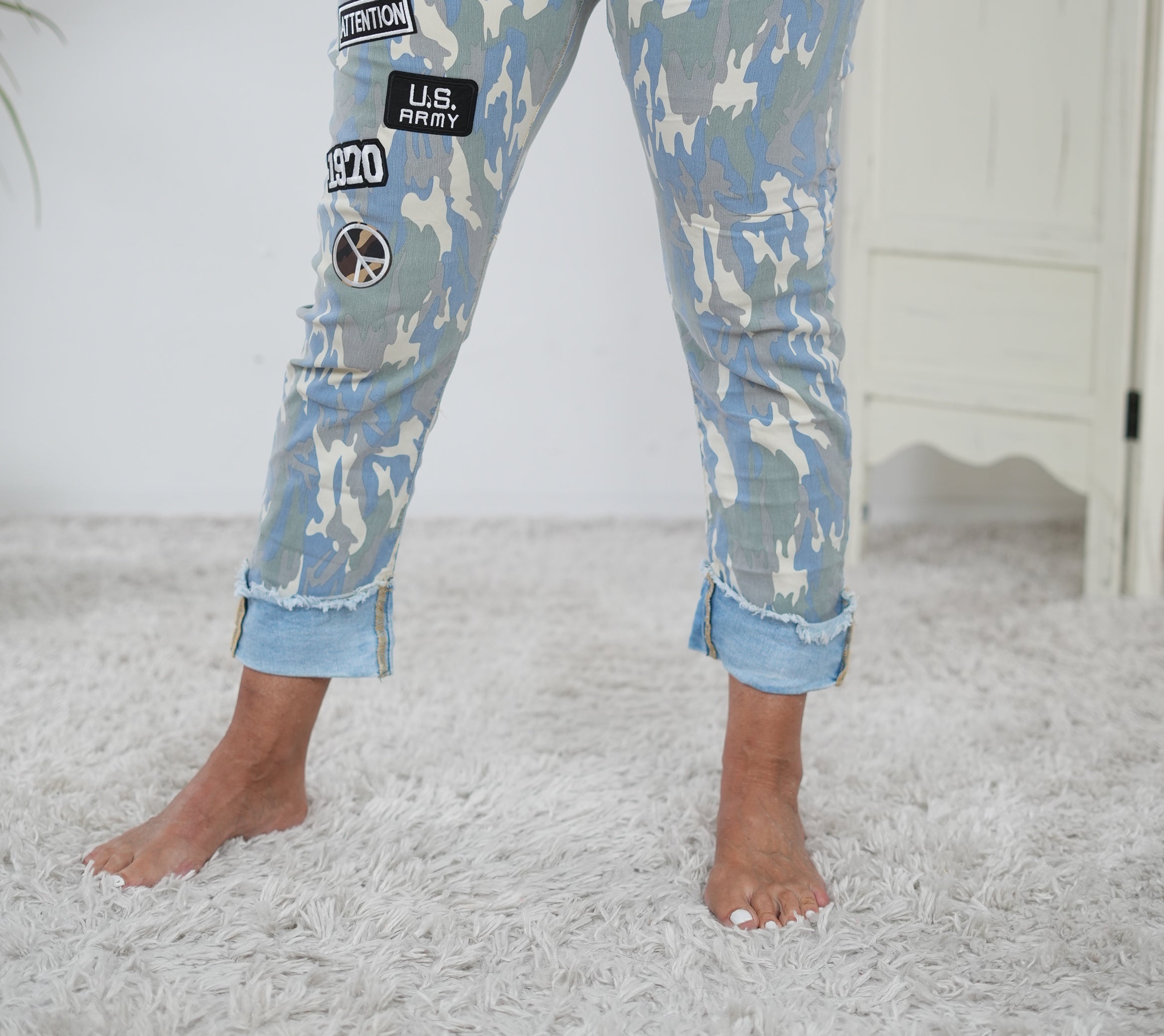 auffällige Jeans im blauen Camouflage