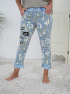 auffällige Jeans im blauen Camouflage