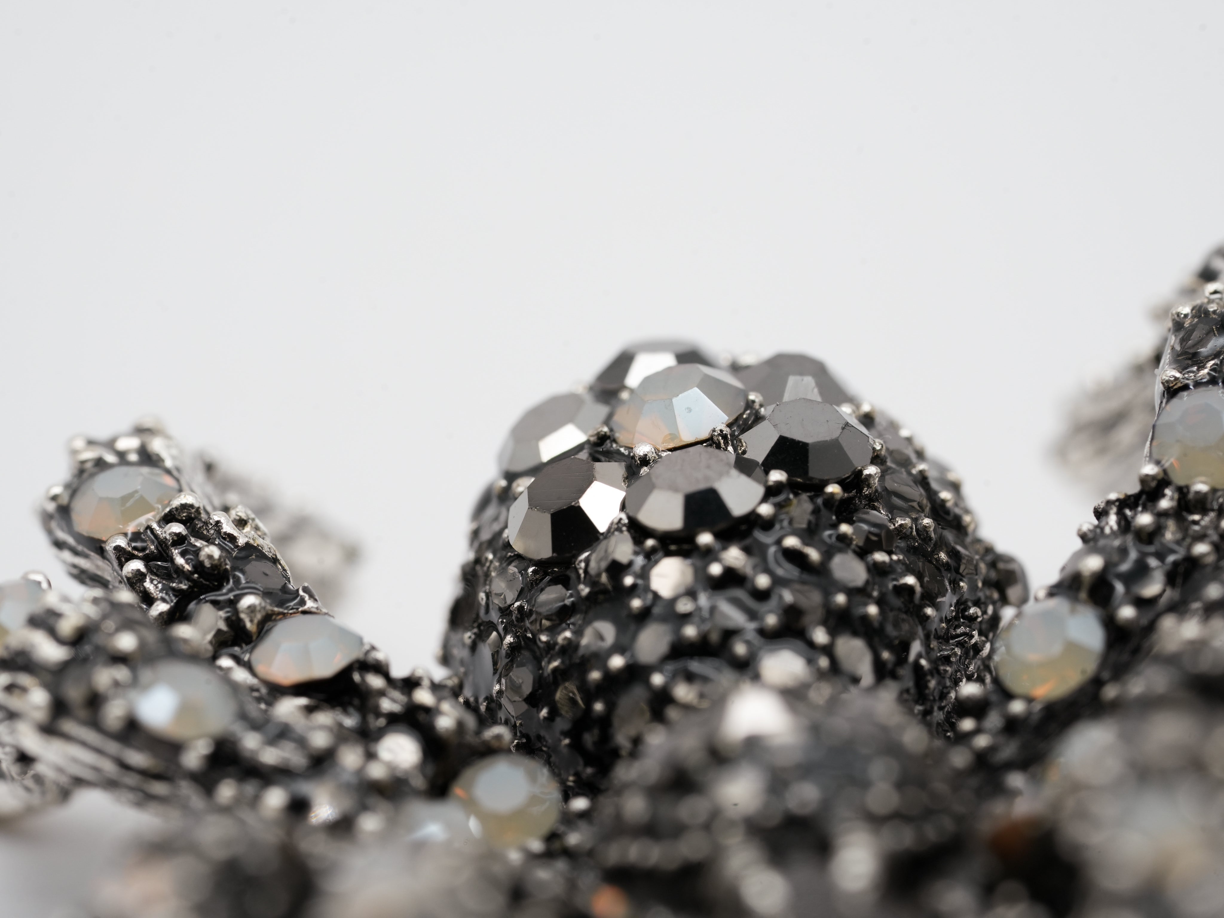 Brosche in Spinnenform mit Strass