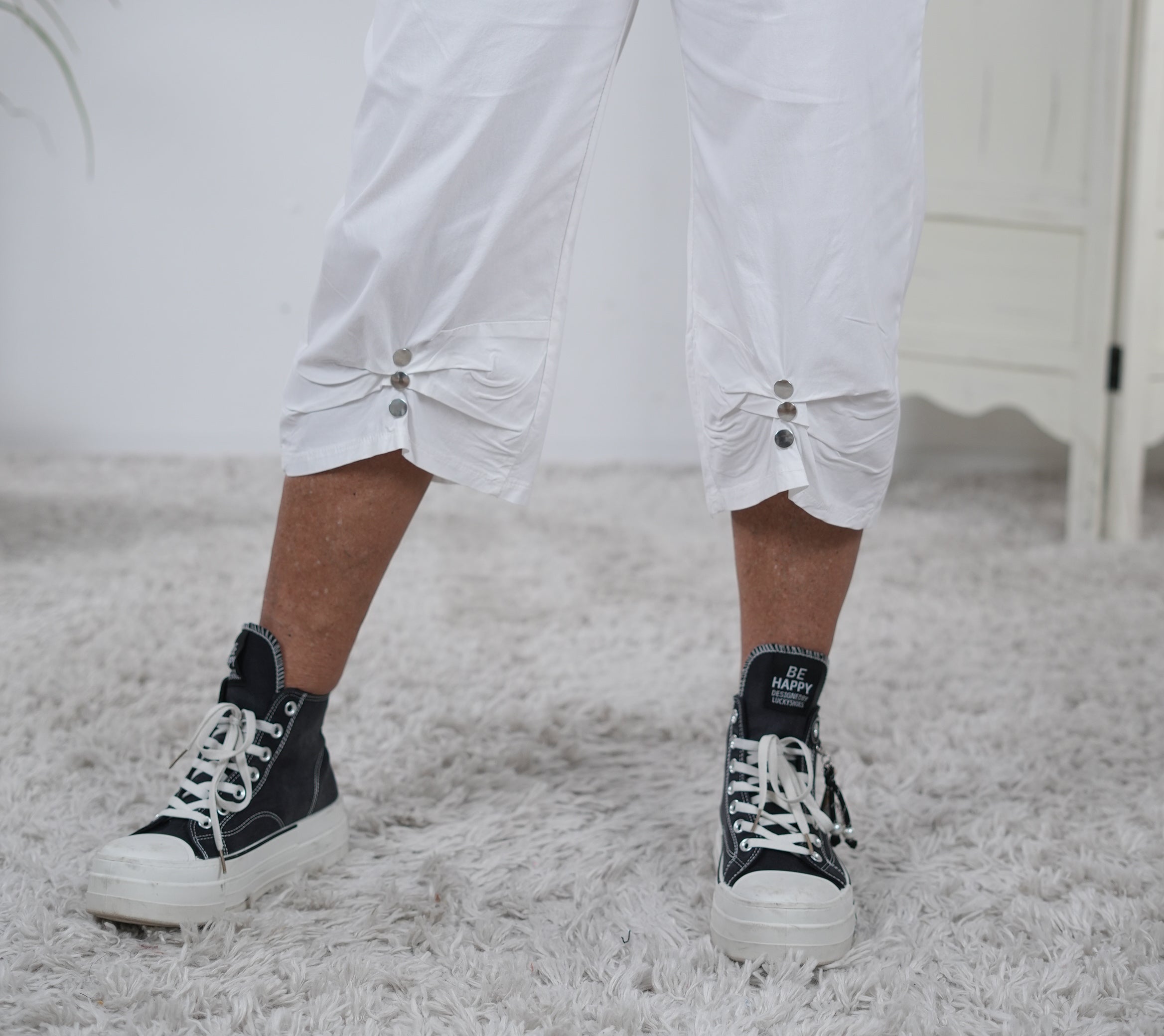 Capri Joggy mit verspieltem Abschluss Weiß