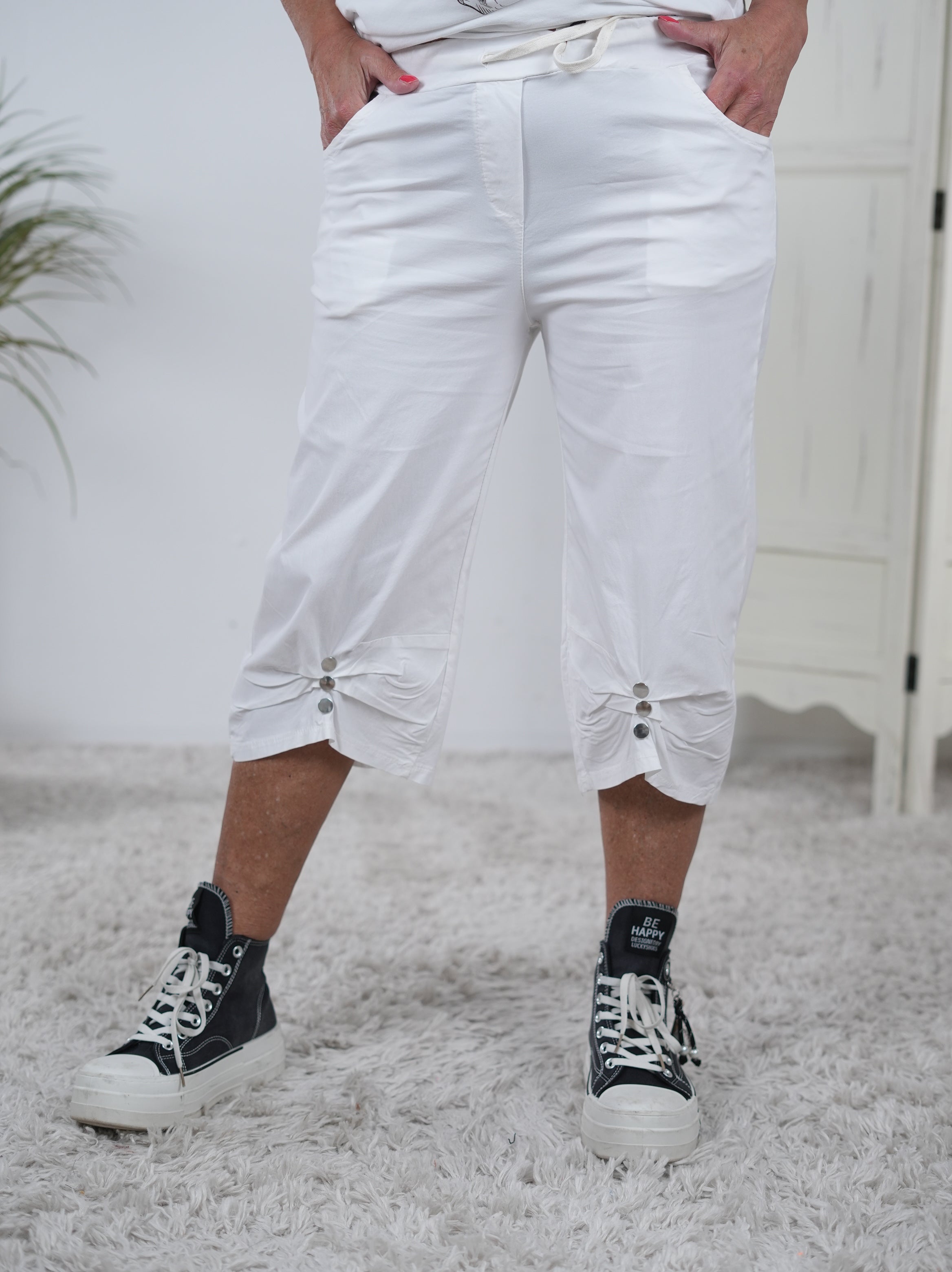 Capri Joggy mit verspieltem Abschluss Weiß