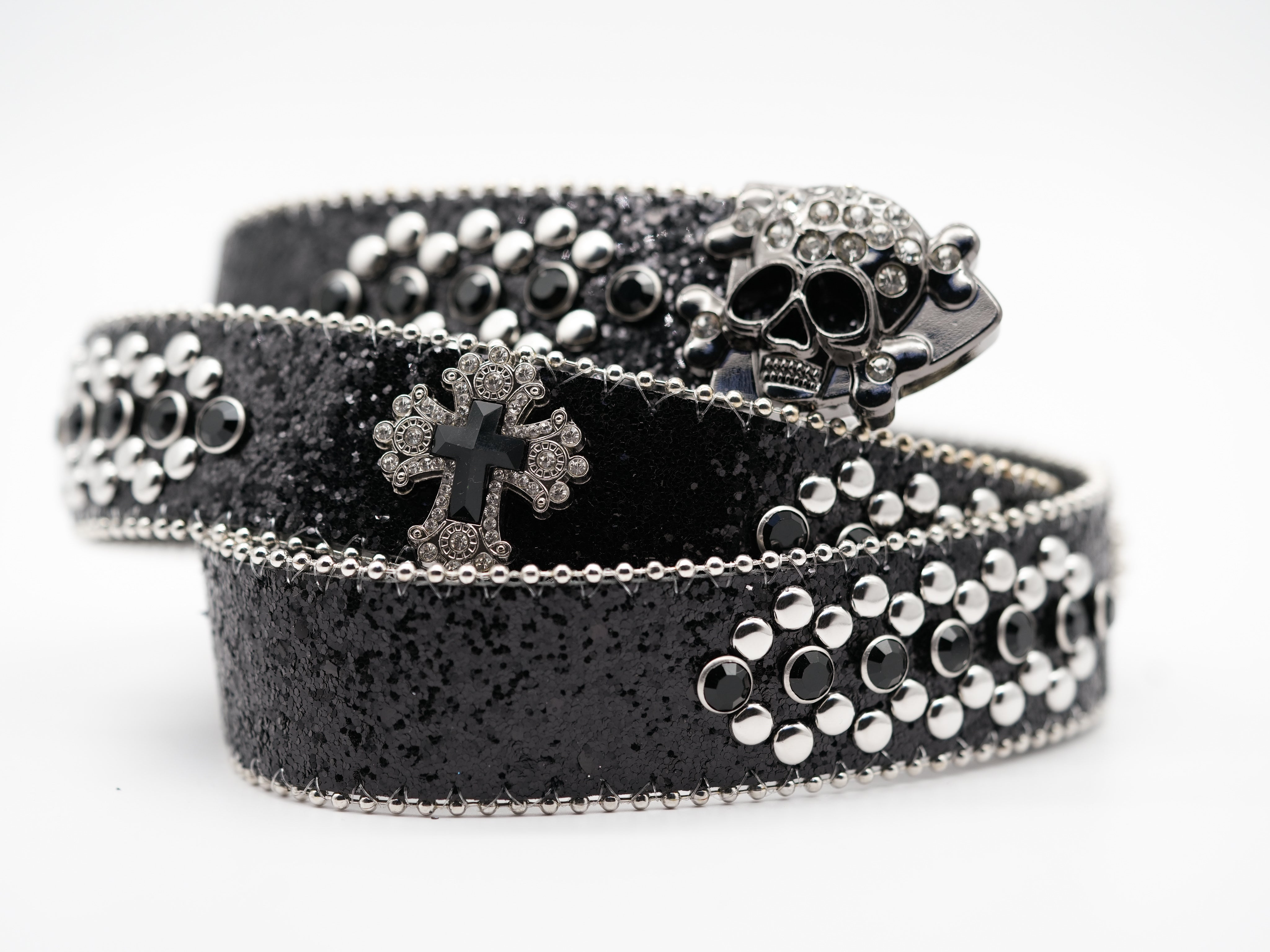 Schwarzer Gürtel mit Skulls & Nieten