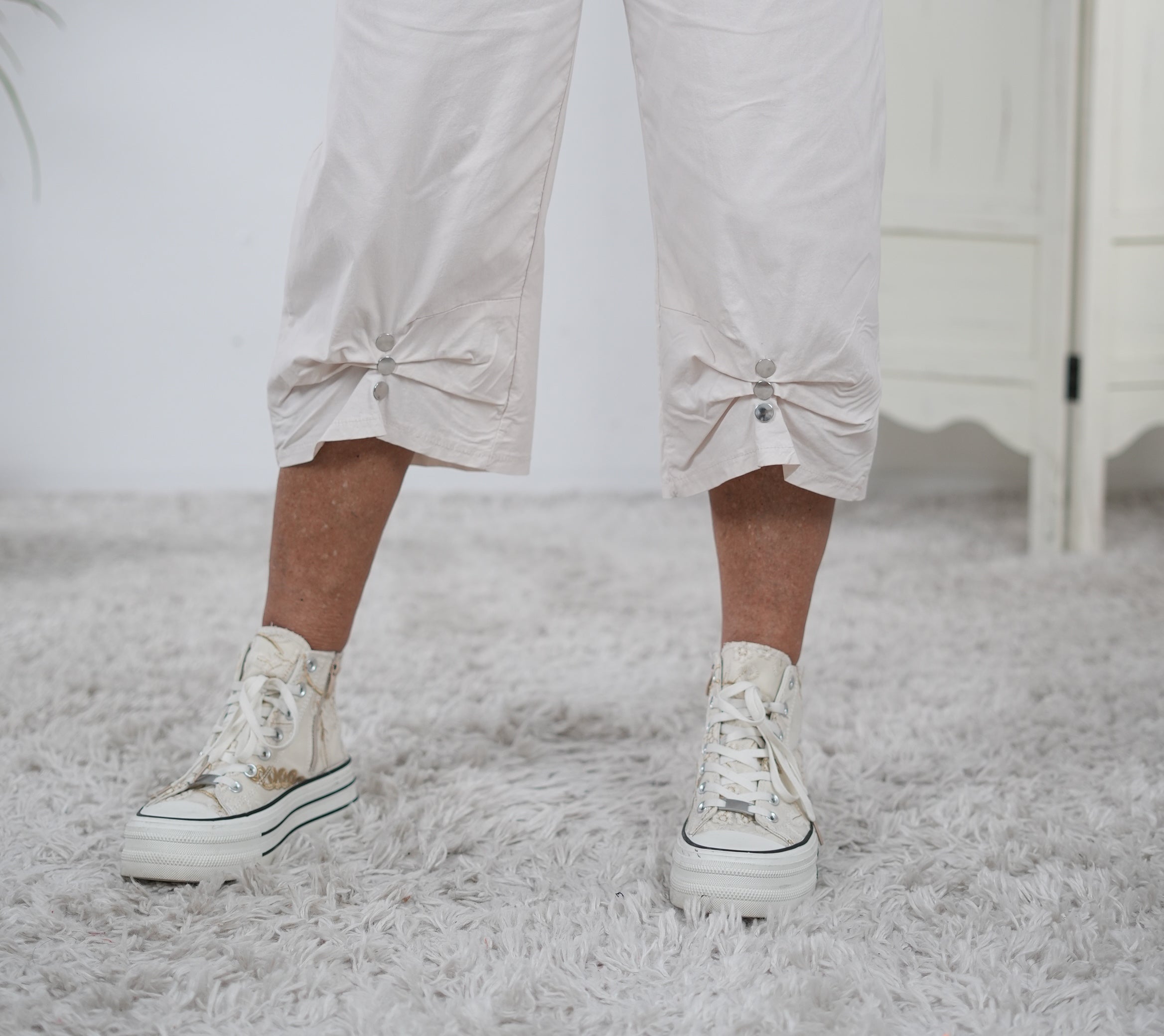 Capri Joggy mit verspieltem Abschluss Vanille