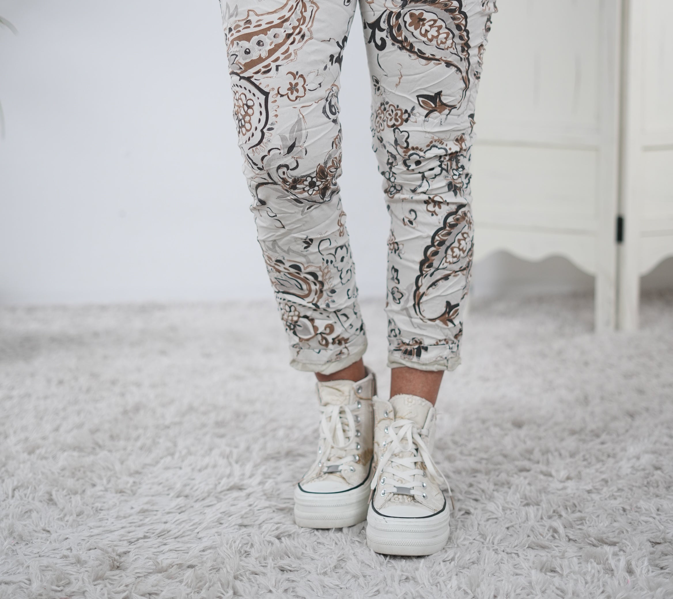 Bequeme Jogpant mit Blumenzeichnung Beige