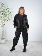 Jeans Jacke mit Nieten verziert