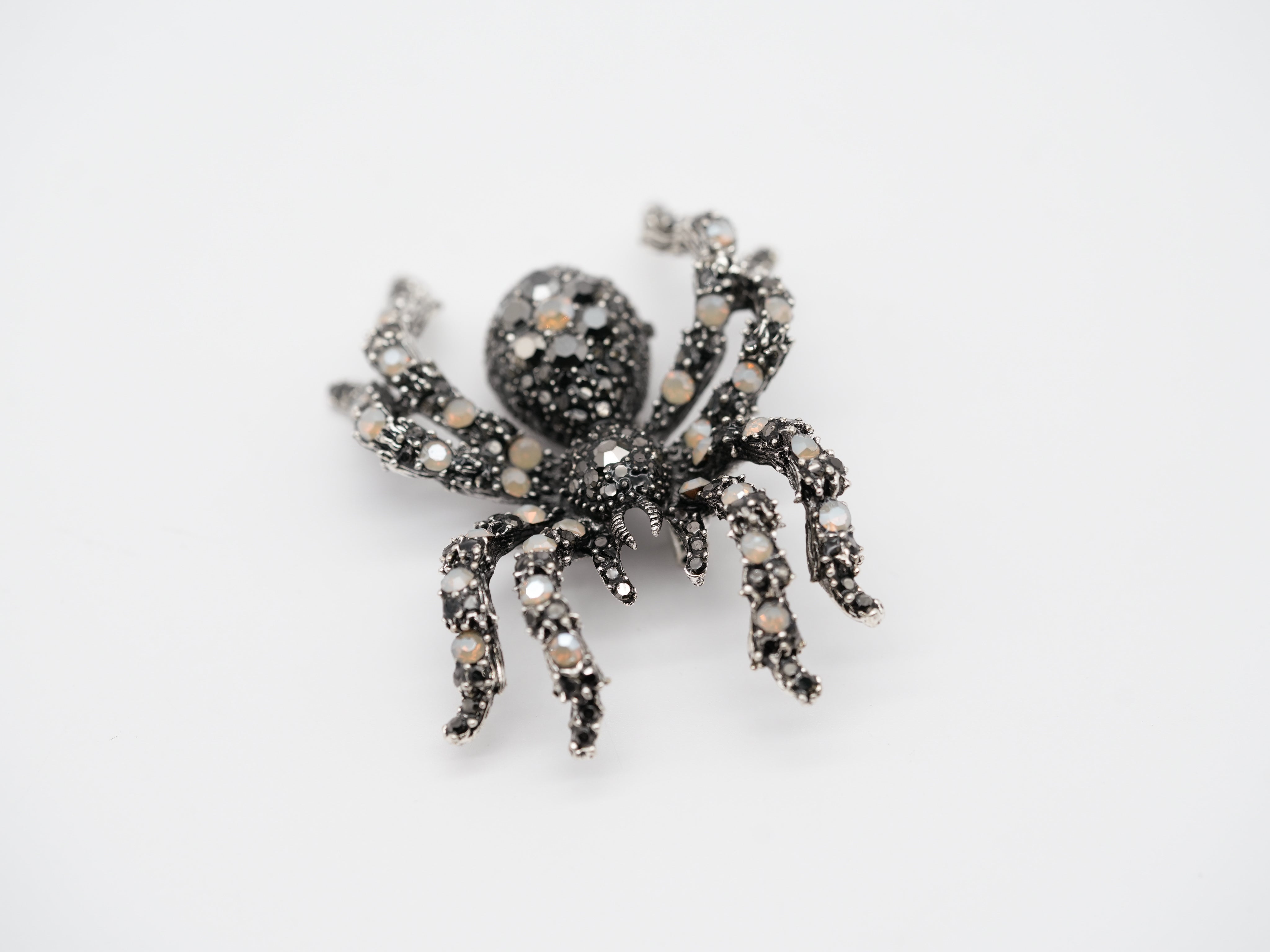 Brosche in Spinnenform mit Strass