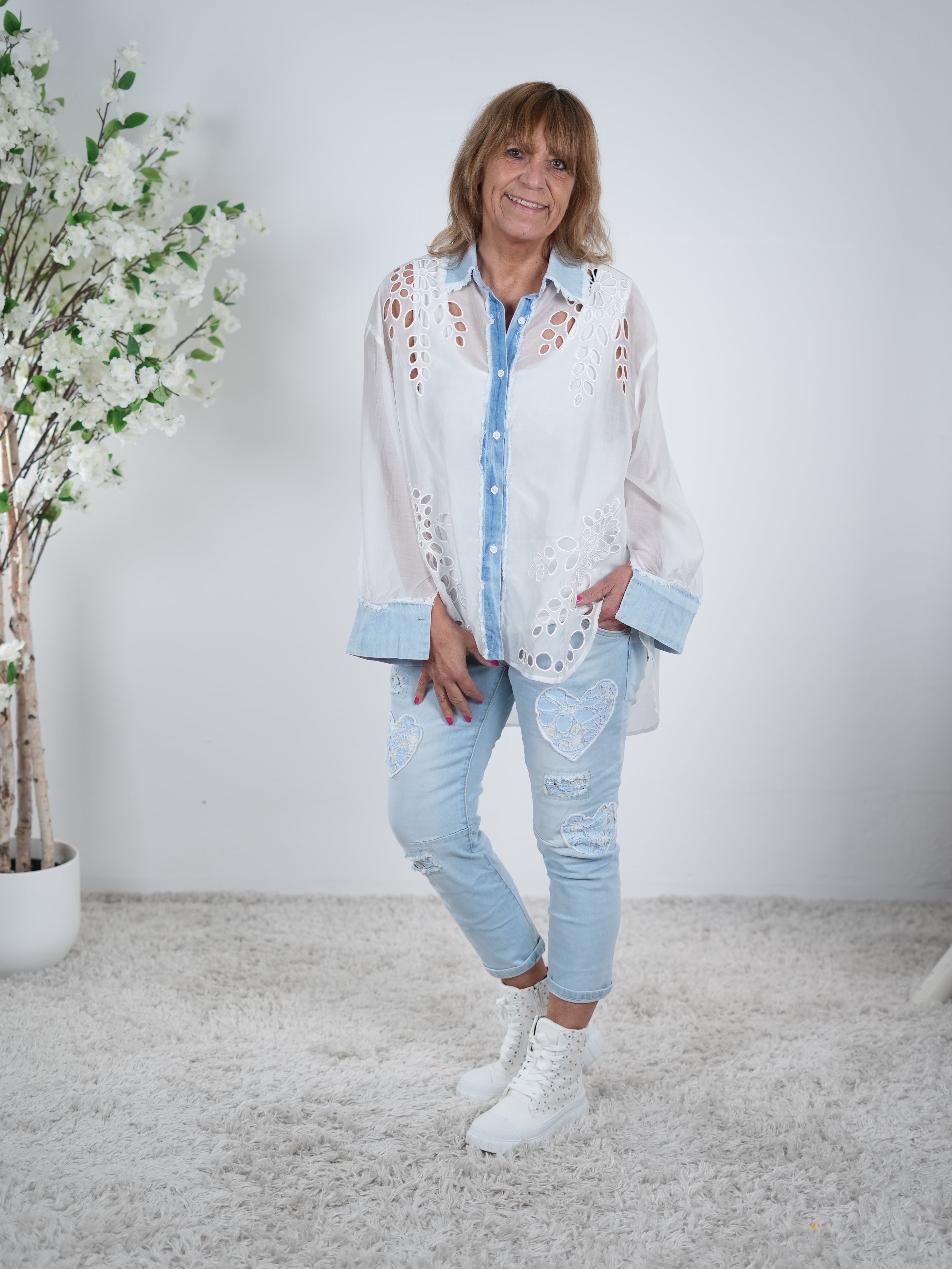 Niedliche Bluse mit Stickerei und Knopfleiste