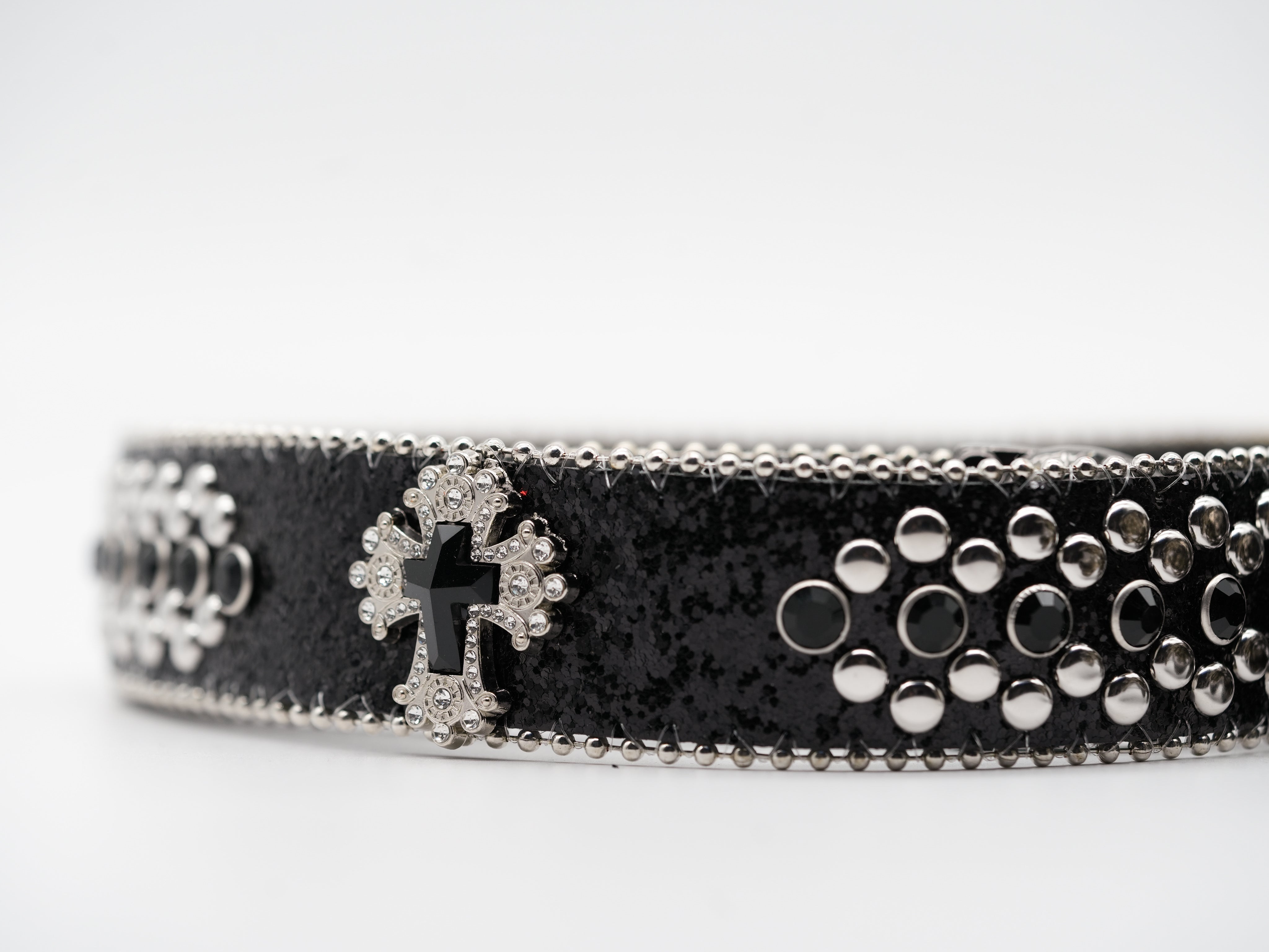 Schwarzer Gürtel mit Skulls & Nieten