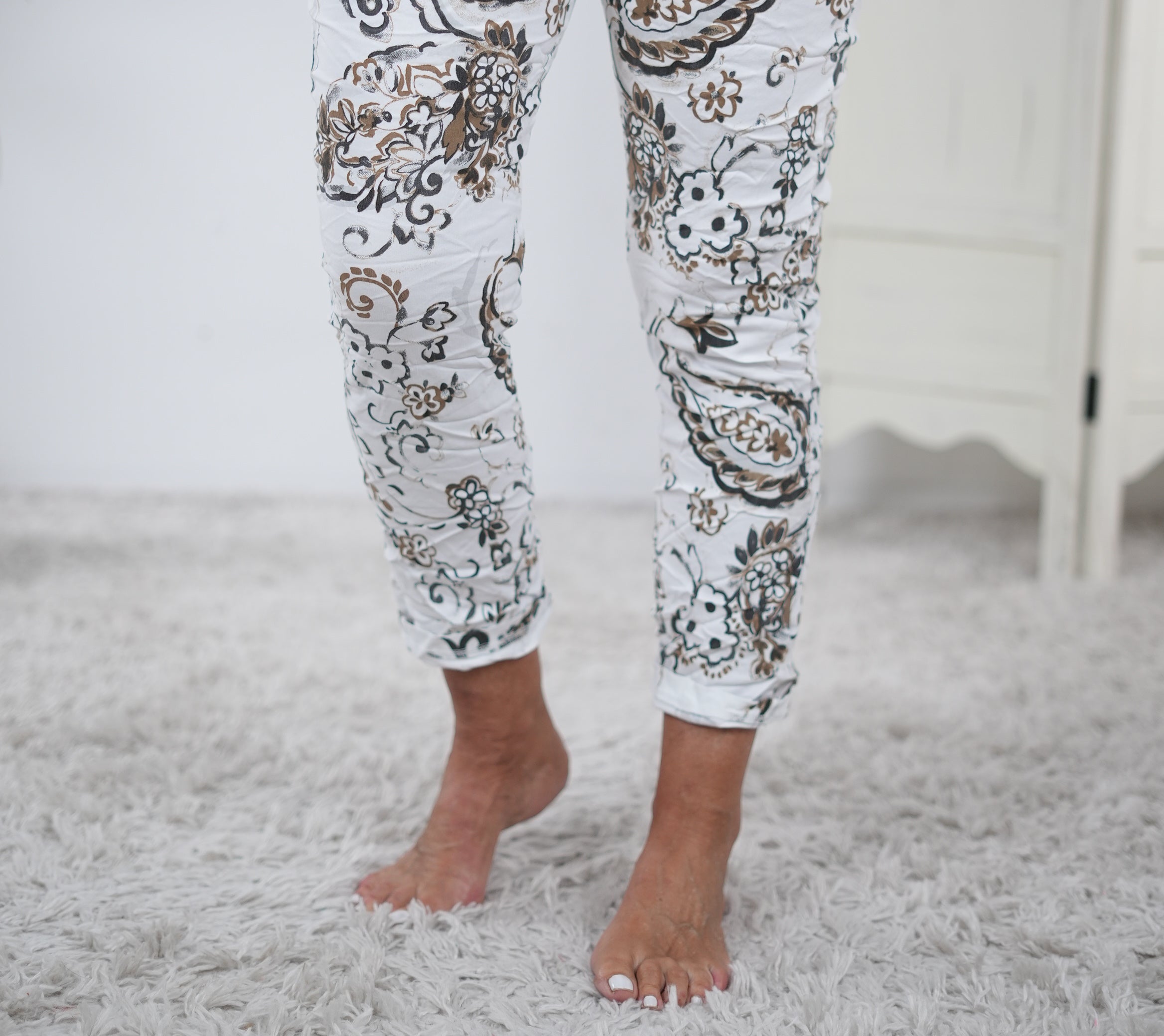 Bequeme Jogpant mit Blumenzeichnung Weiß