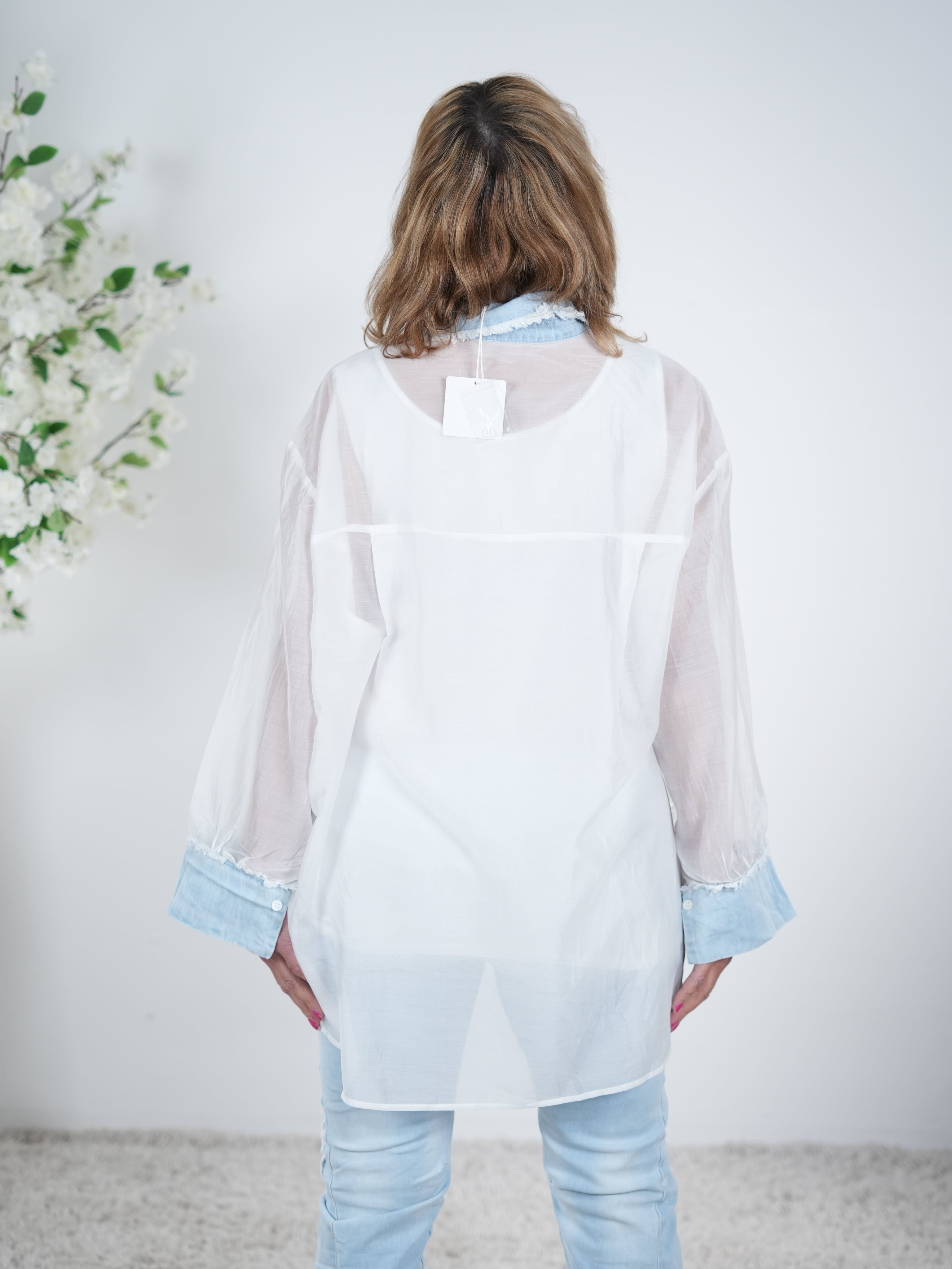 Niedliche Bluse mit Stickerei und Knopfleiste