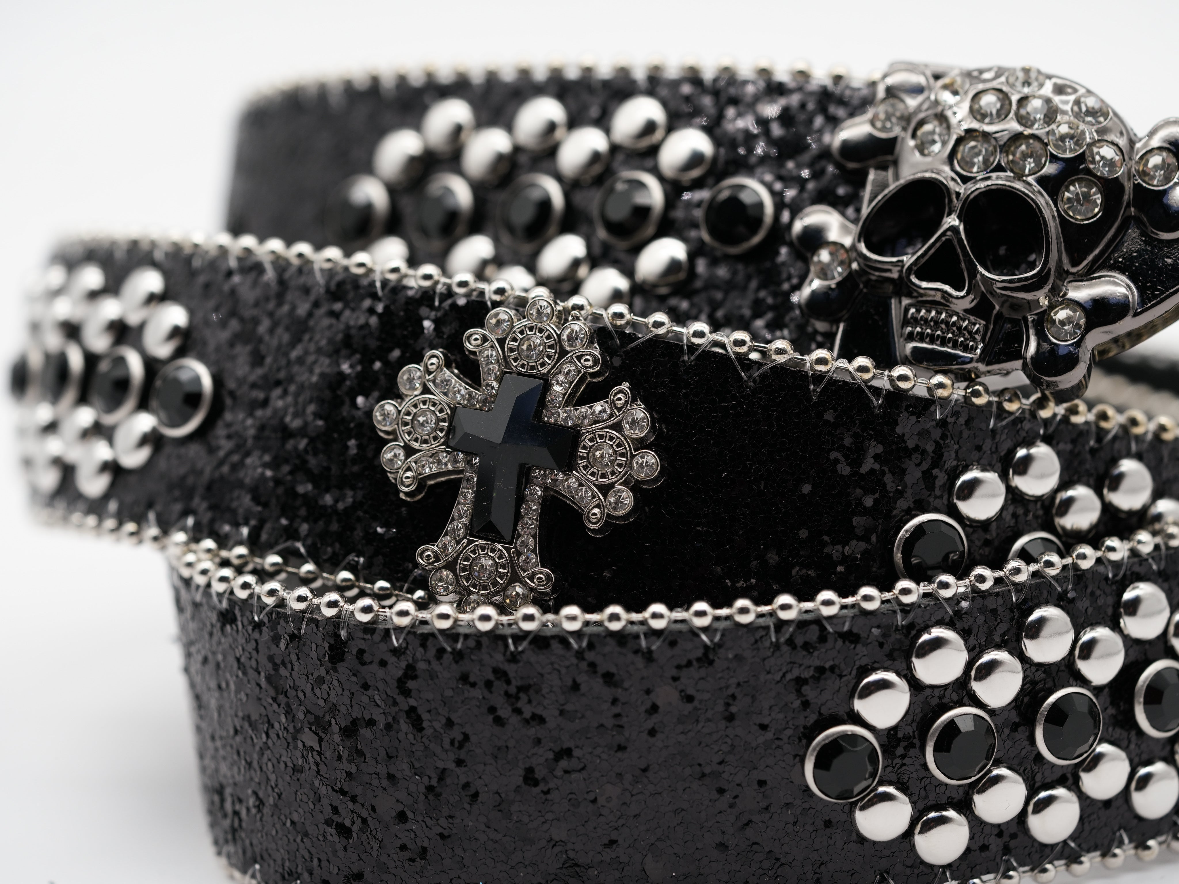 Schwarzer Gürtel mit Skulls & Nieten