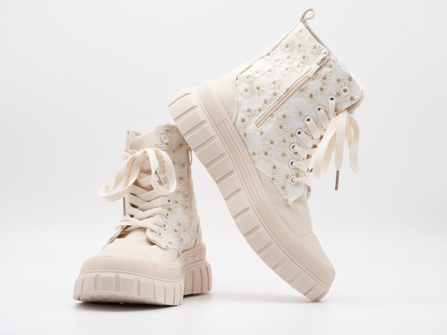 Beige Boots mit Blümchen verziert