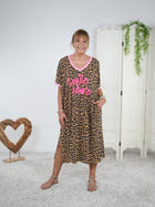 oversize T-Shirt Kleid im Leo Look mit Neon Schriftzug