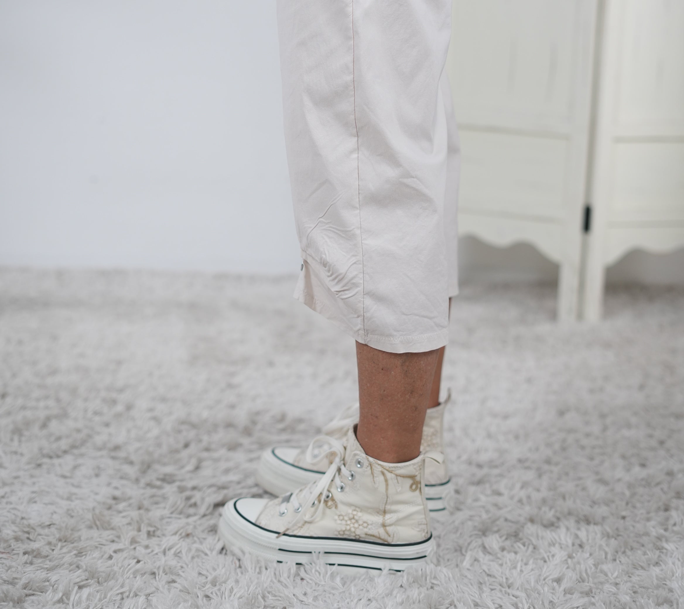Capri Joggy mit verspieltem Abschluss