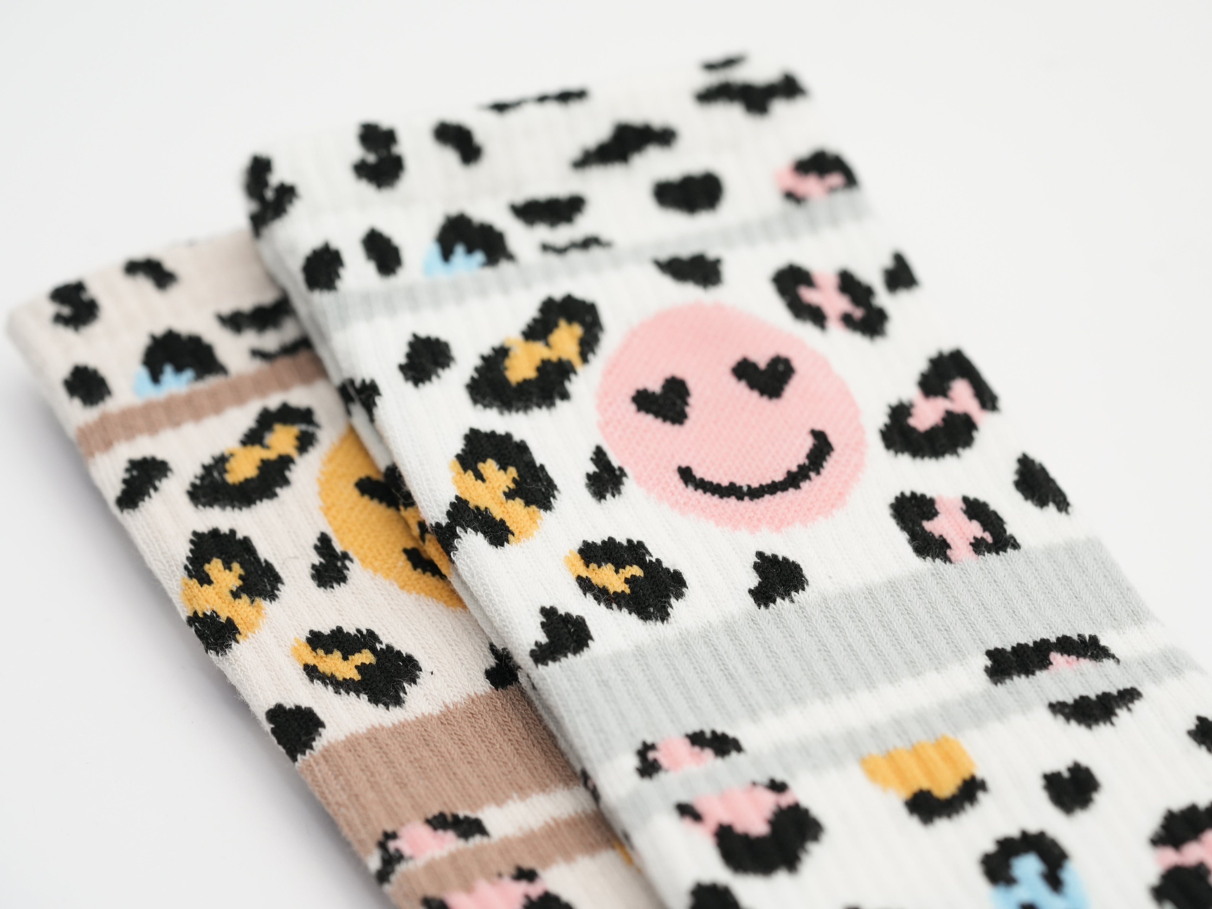 Socken im Leo Look mit Smiley Motiv Weiß Grau