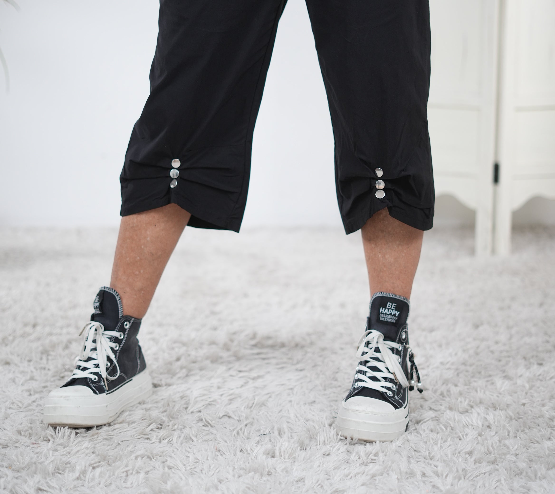 Capri Joggy mit verspieltem Abschluss Schwarz