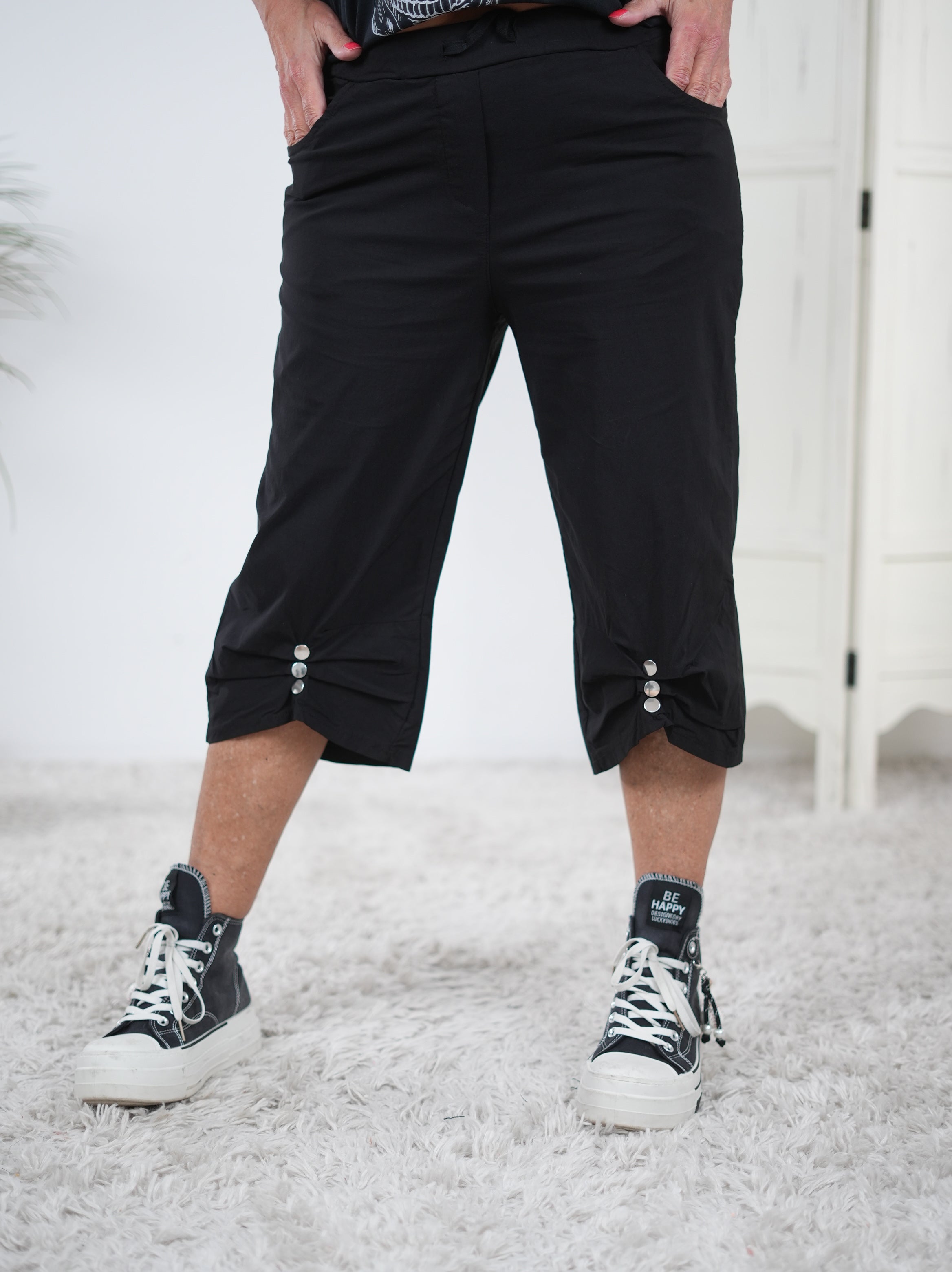 Capri Joggy mit verspieltem Abschluss Schwarz